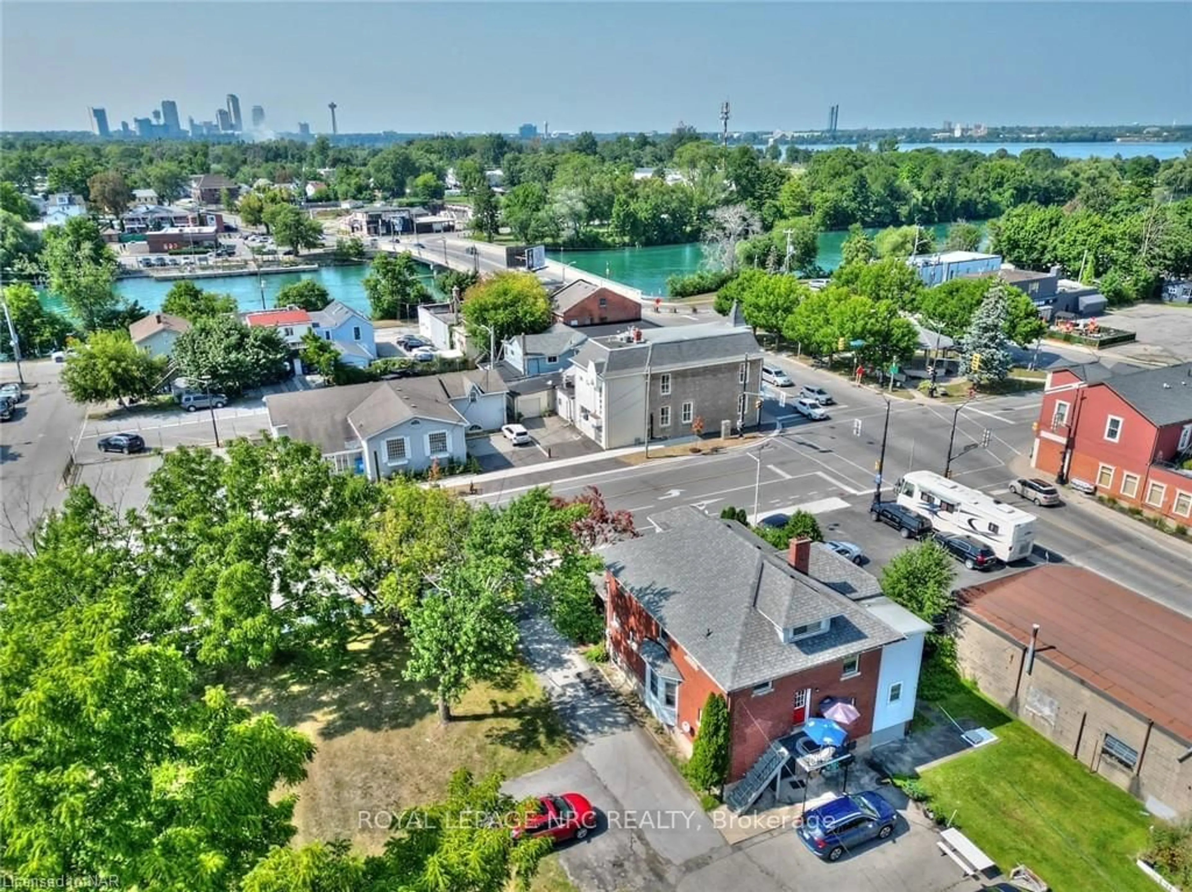 A pic from exterior of the house or condo, the street view for 3758 Main St, Niagara Falls Ontario L2G 6B2