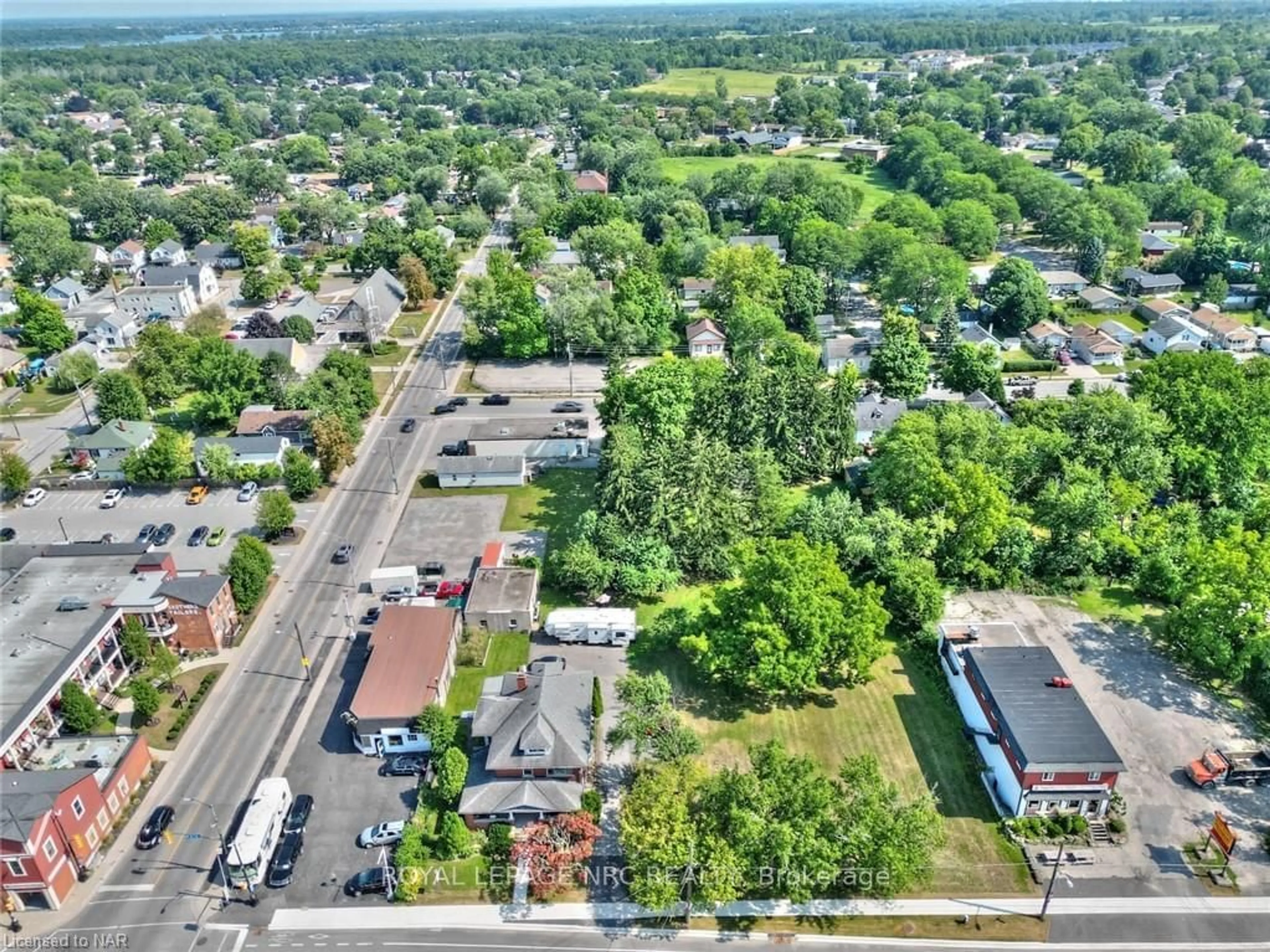 A pic from exterior of the house or condo, the street view for 3758 Main St, Niagara Falls Ontario L2G 6B2