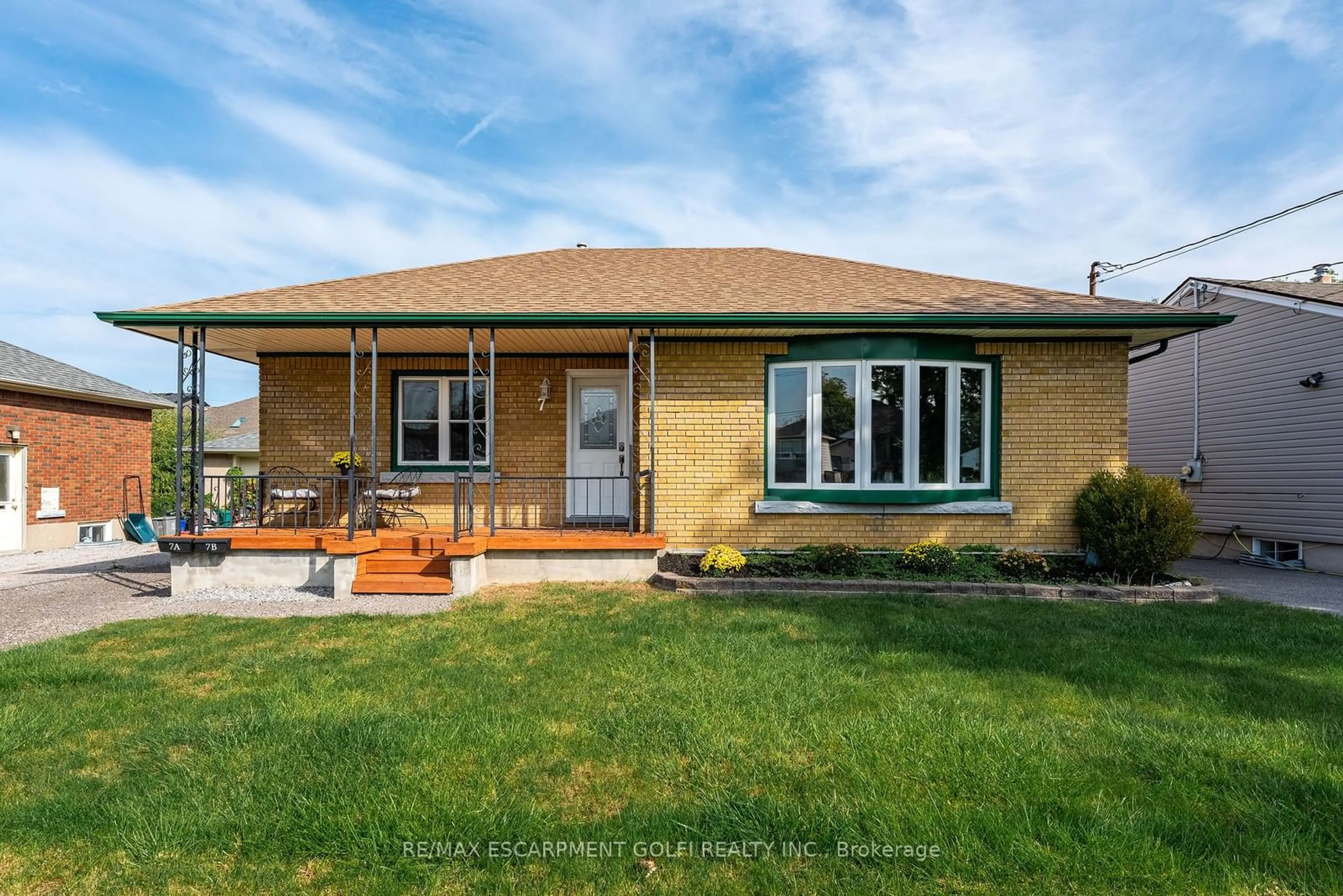 Frontside or backside of a home for 7 Battersea Ave, St. Catharines Ontario L2P 1L4