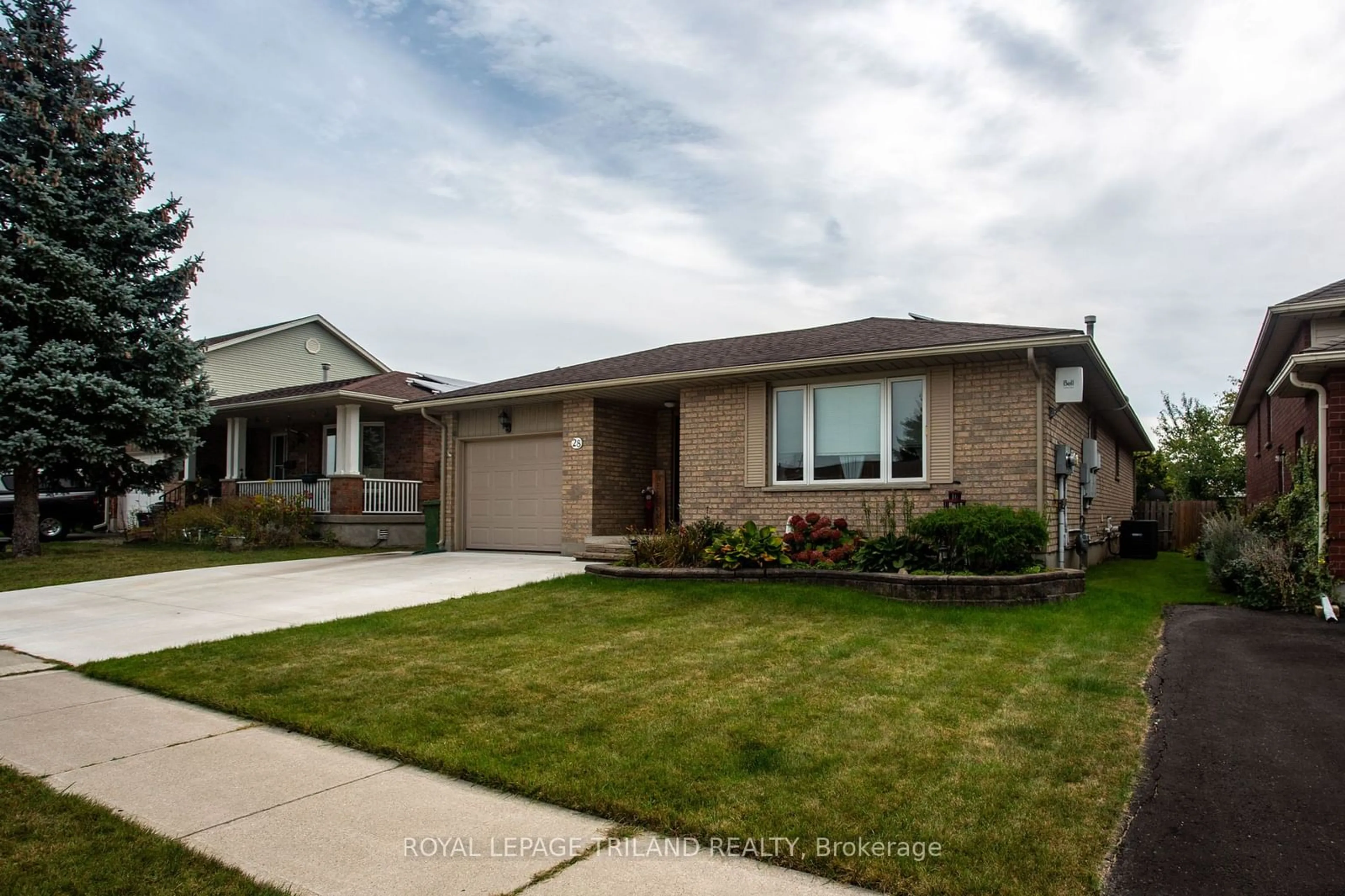 Frontside or backside of a home, the street view for 28 Rickwood Pl, St. Thomas Ontario N5R 5Z4