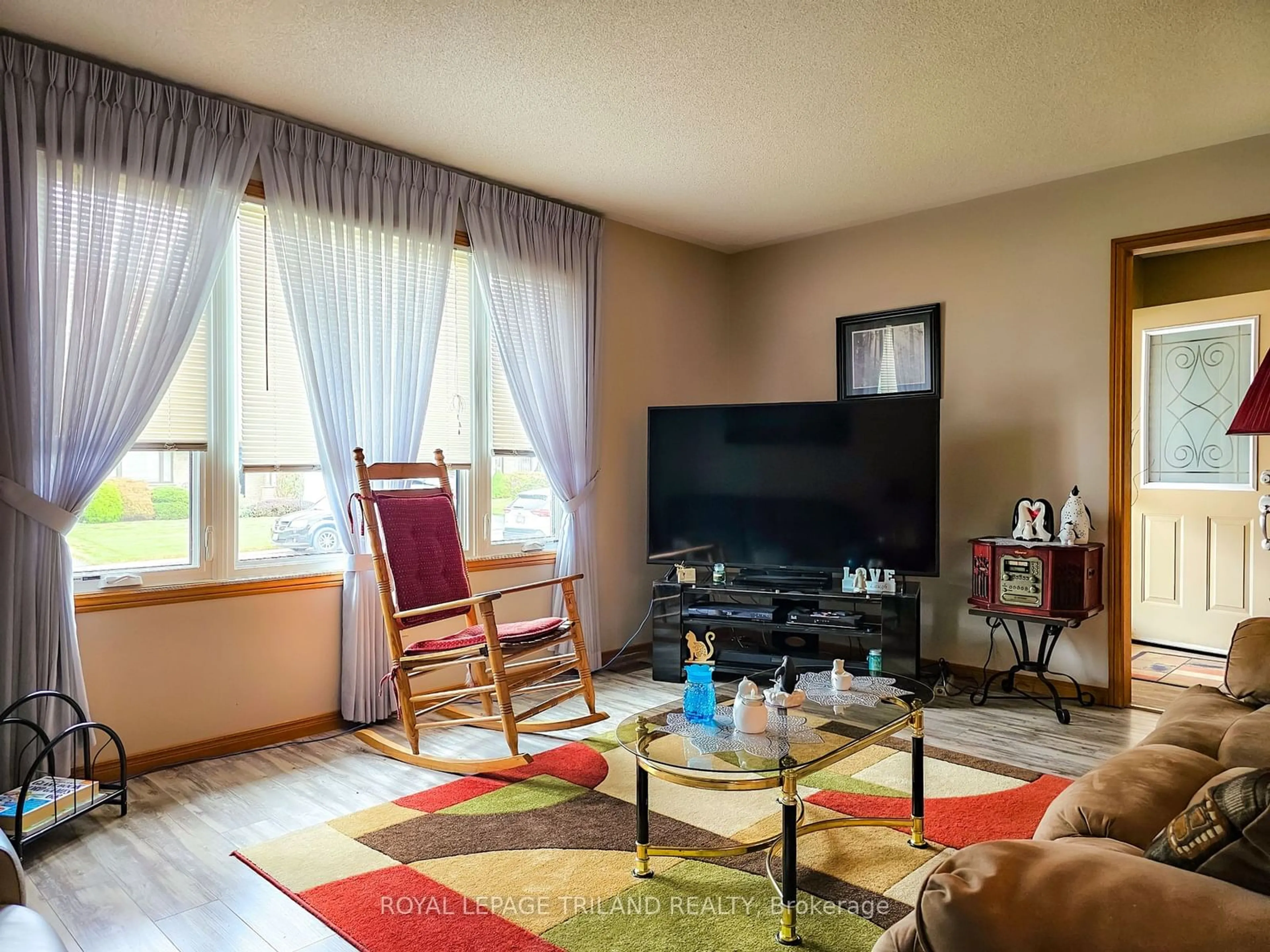 Living room, wood floors for 28 Rickwood Pl, St. Thomas Ontario N5R 5Z4