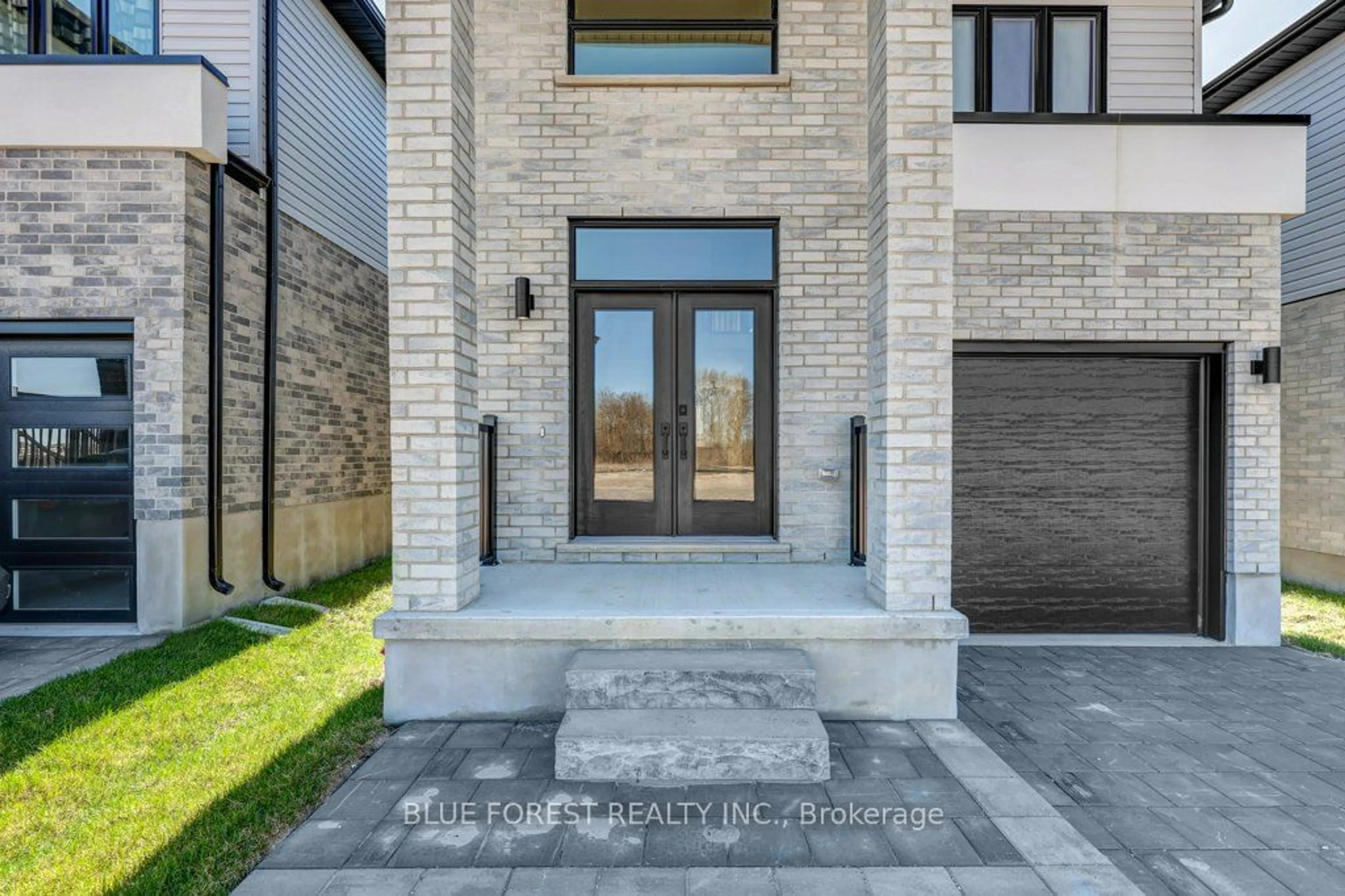 Indoor entryway for 6441 Royal Magnolia Ave, London Ontario N6P 1H5