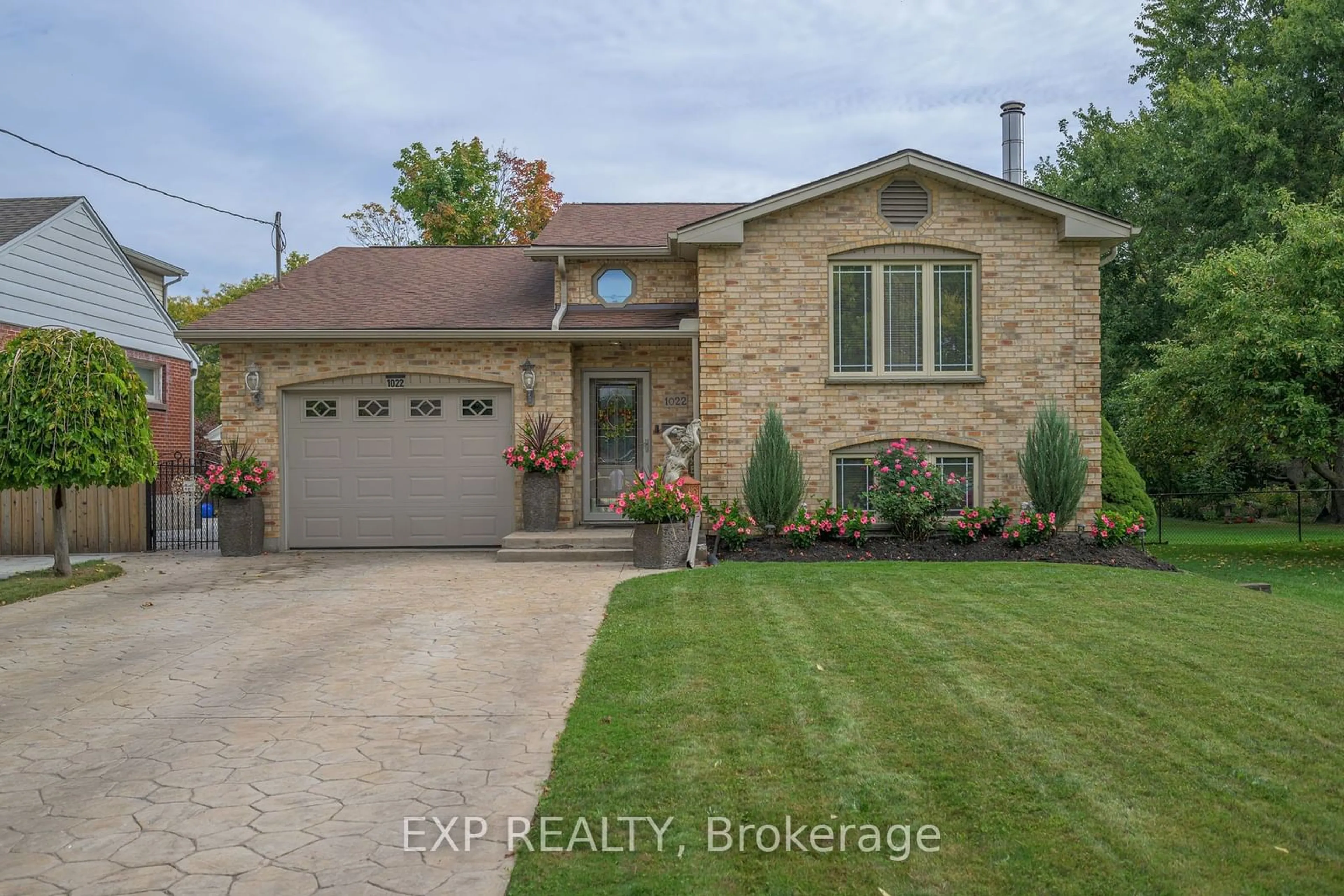 Frontside or backside of a home for 1022 WILLOW Dr, London Ontario N6E 1P3