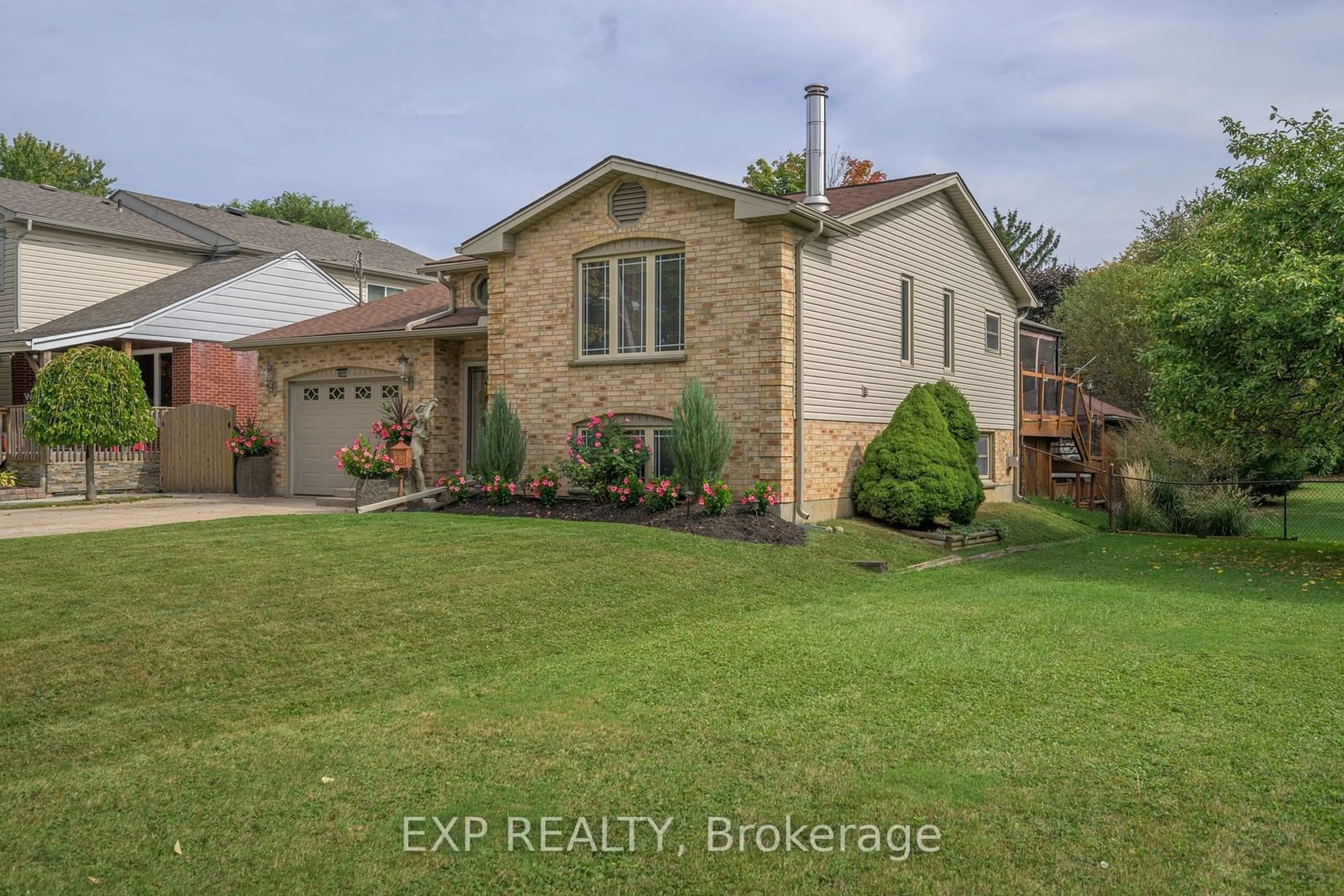 Frontside or backside of a home for 1022 WILLOW Dr, London Ontario N6E 1P3