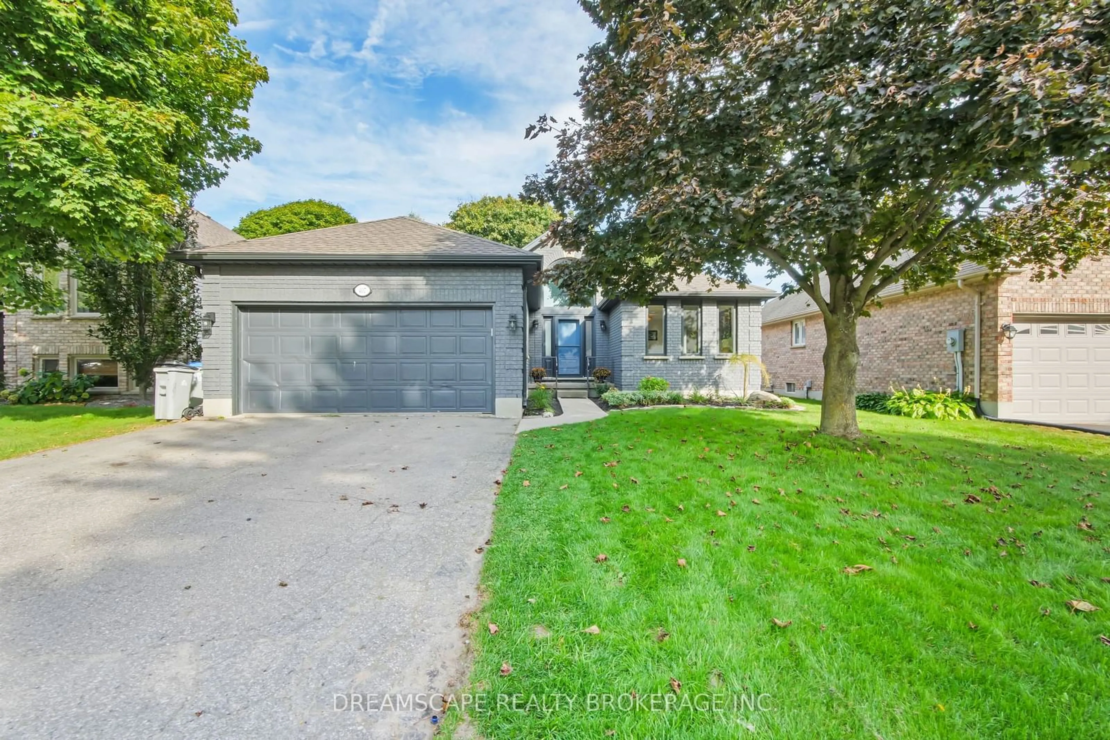 Frontside or backside of a home, the street view for 407 Riverview Dr, Strathroy-Caradoc Ontario N7G 4A8