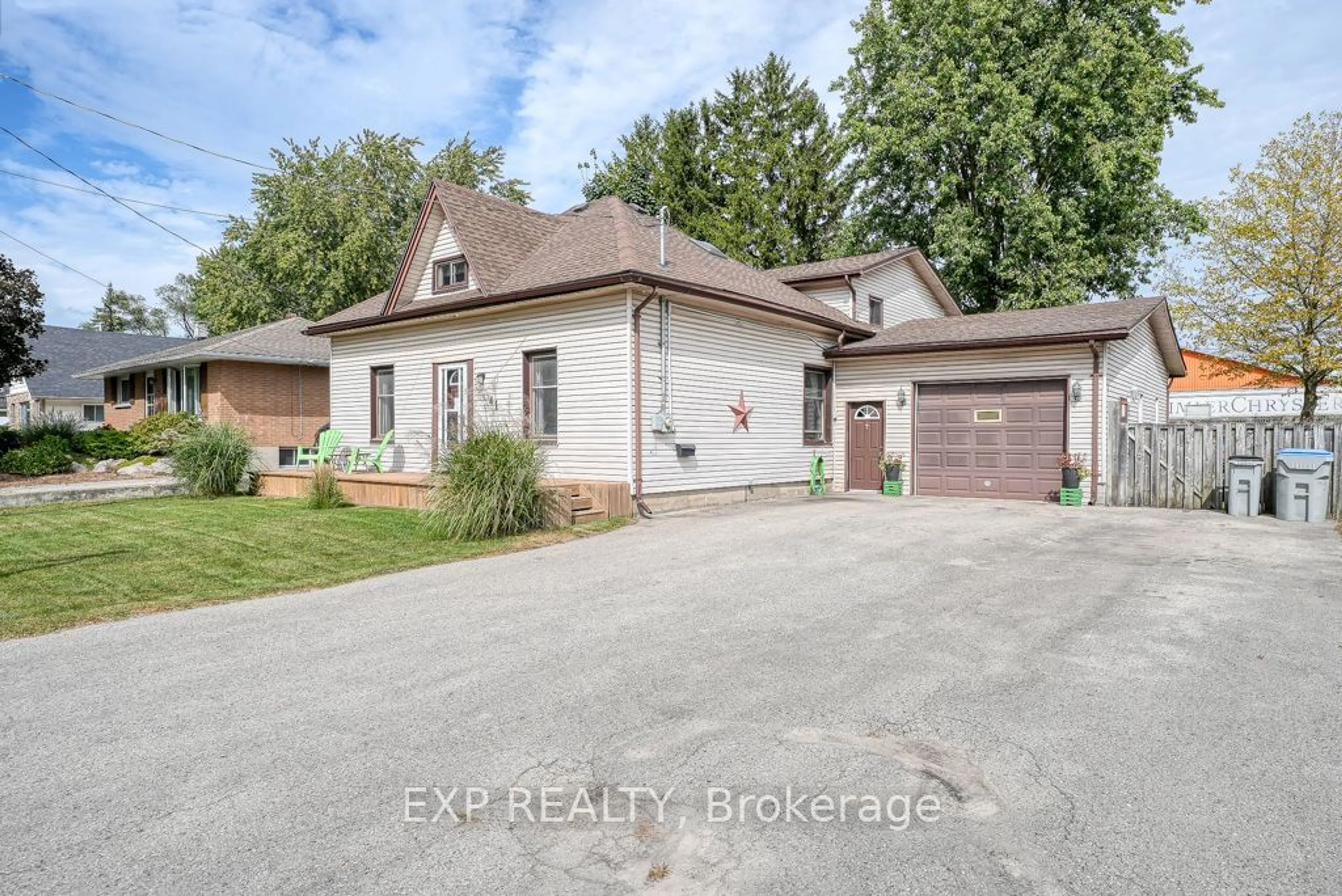 Frontside or backside of a home, the street view for 41 Queen St, Strathroy-Caradoc Ontario N7G 2H5