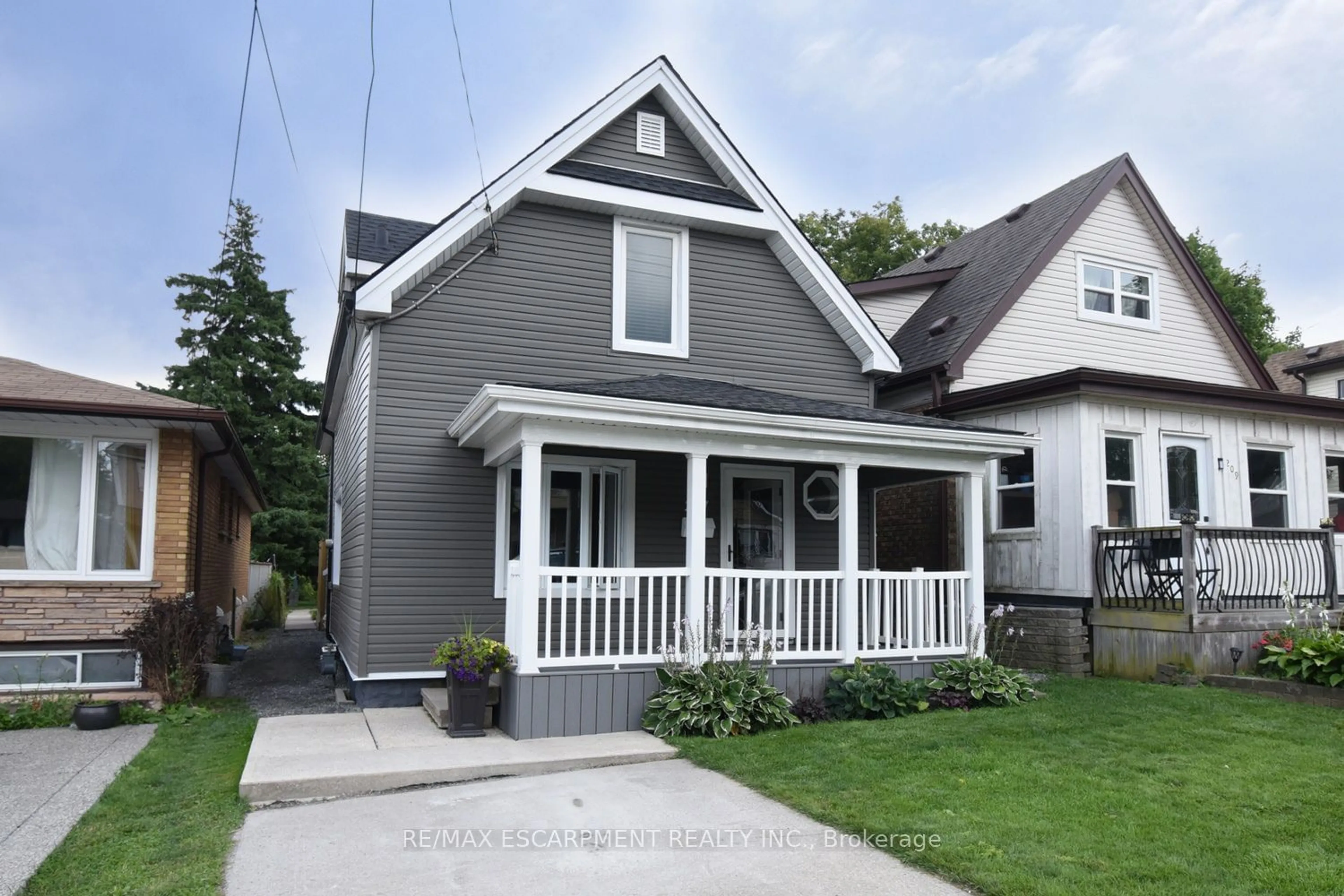 Frontside or backside of a home, cottage for 207 East 24th St, Hamilton Ontario L8V 2Y5