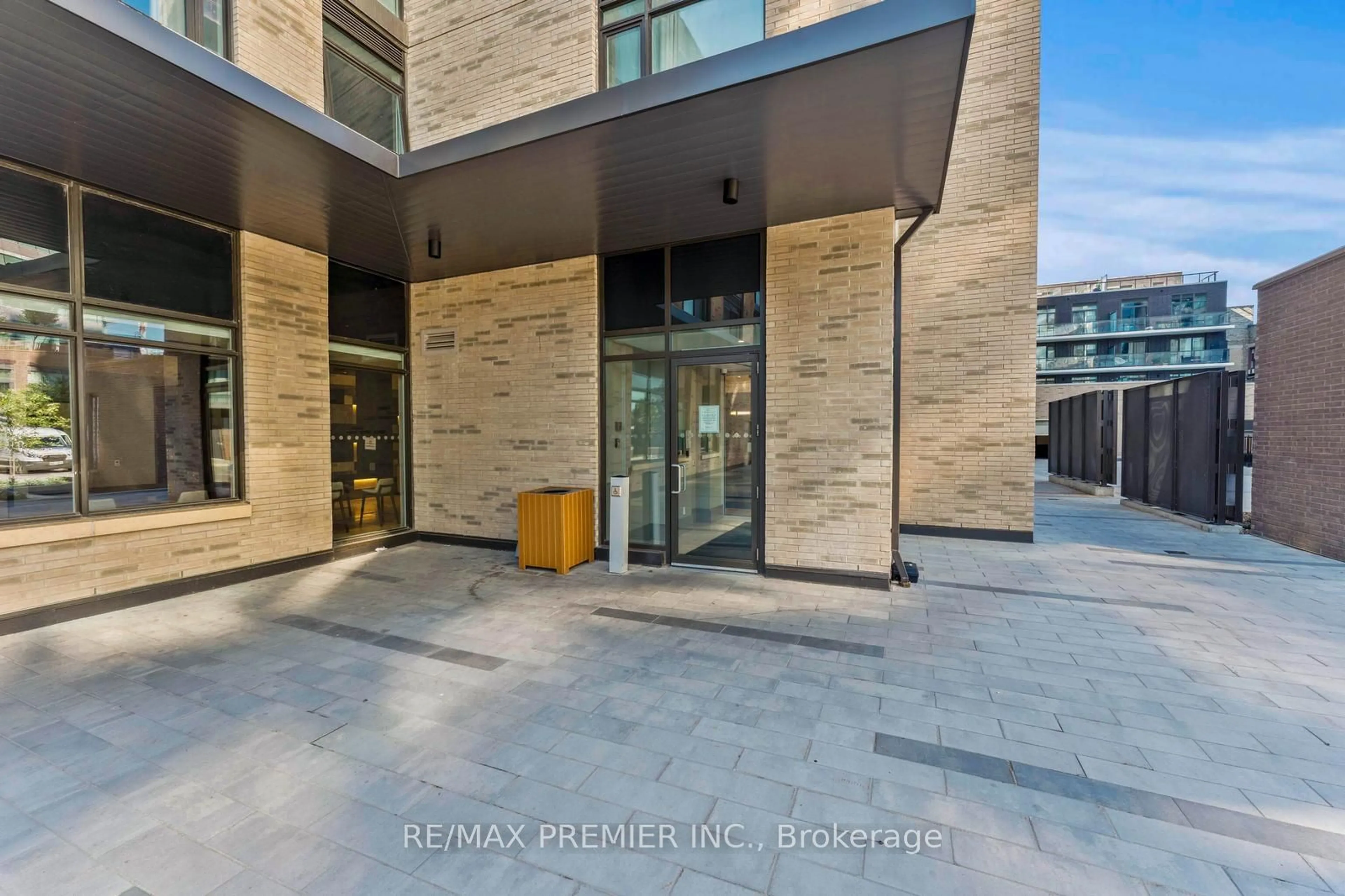 Indoor foyer for 55 Duke St #207, Kitchener Ontario N2H 0C9