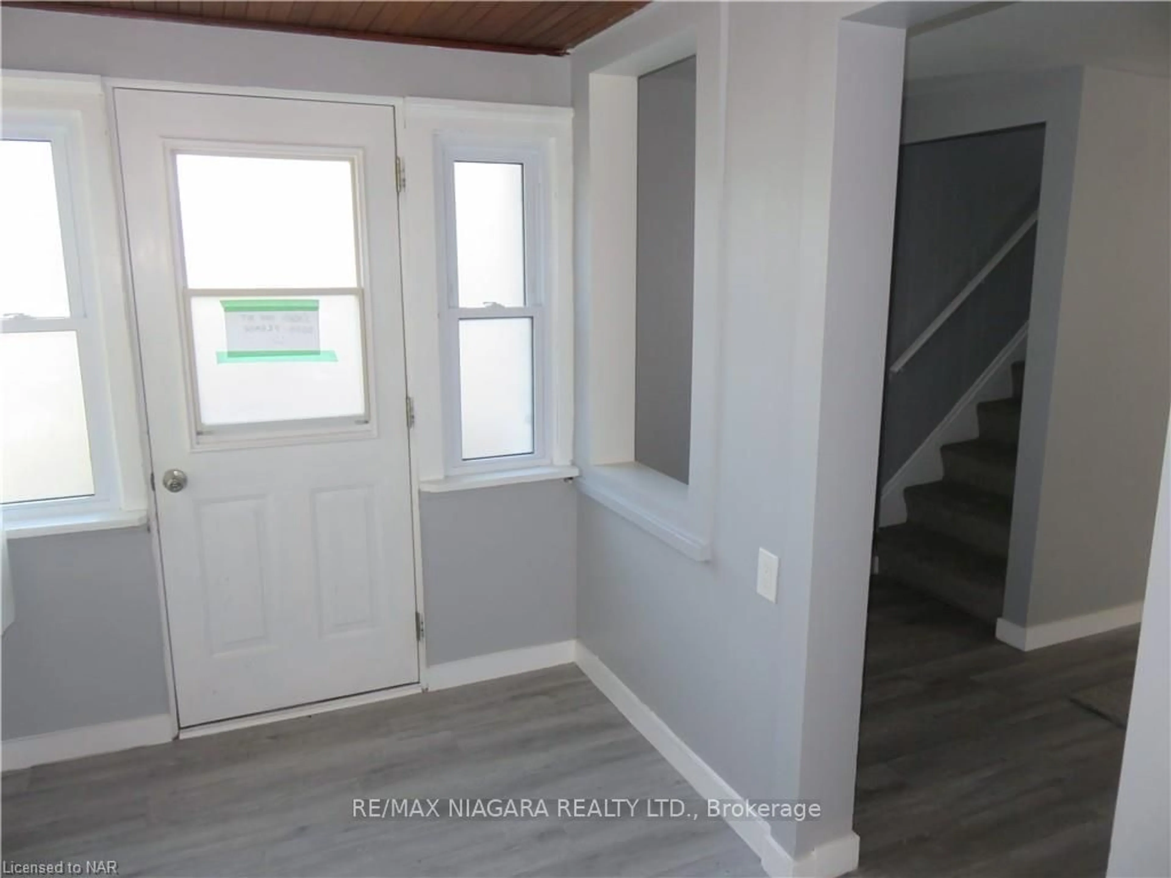 Indoor entryway for 149 Knoll St, Port Colborne Ontario L3K 5B2