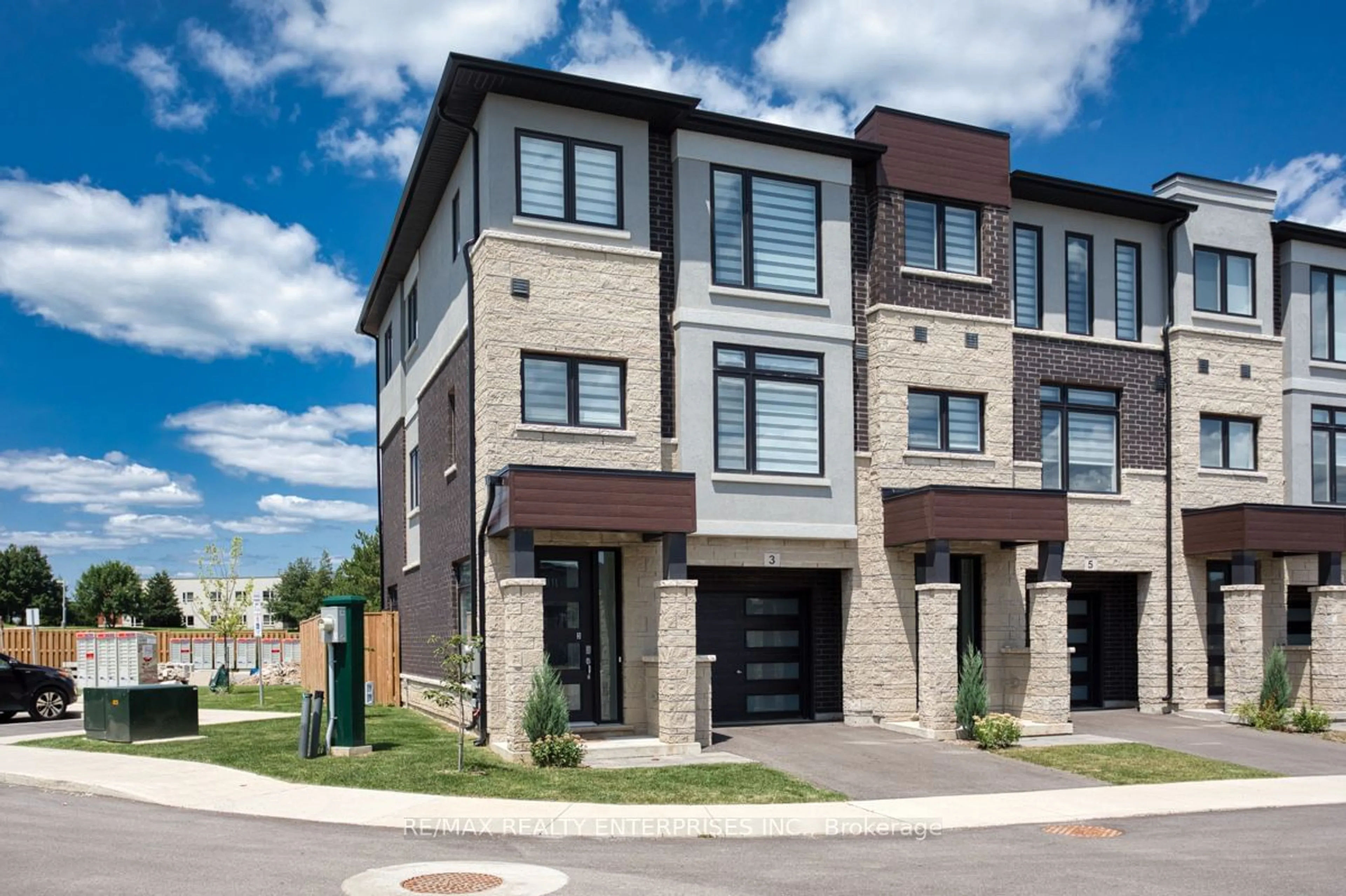 A pic from exterior of the house or condo, the front or back of building for 3 Cadwell Lane, Hamilton Ontario L9C 0E7