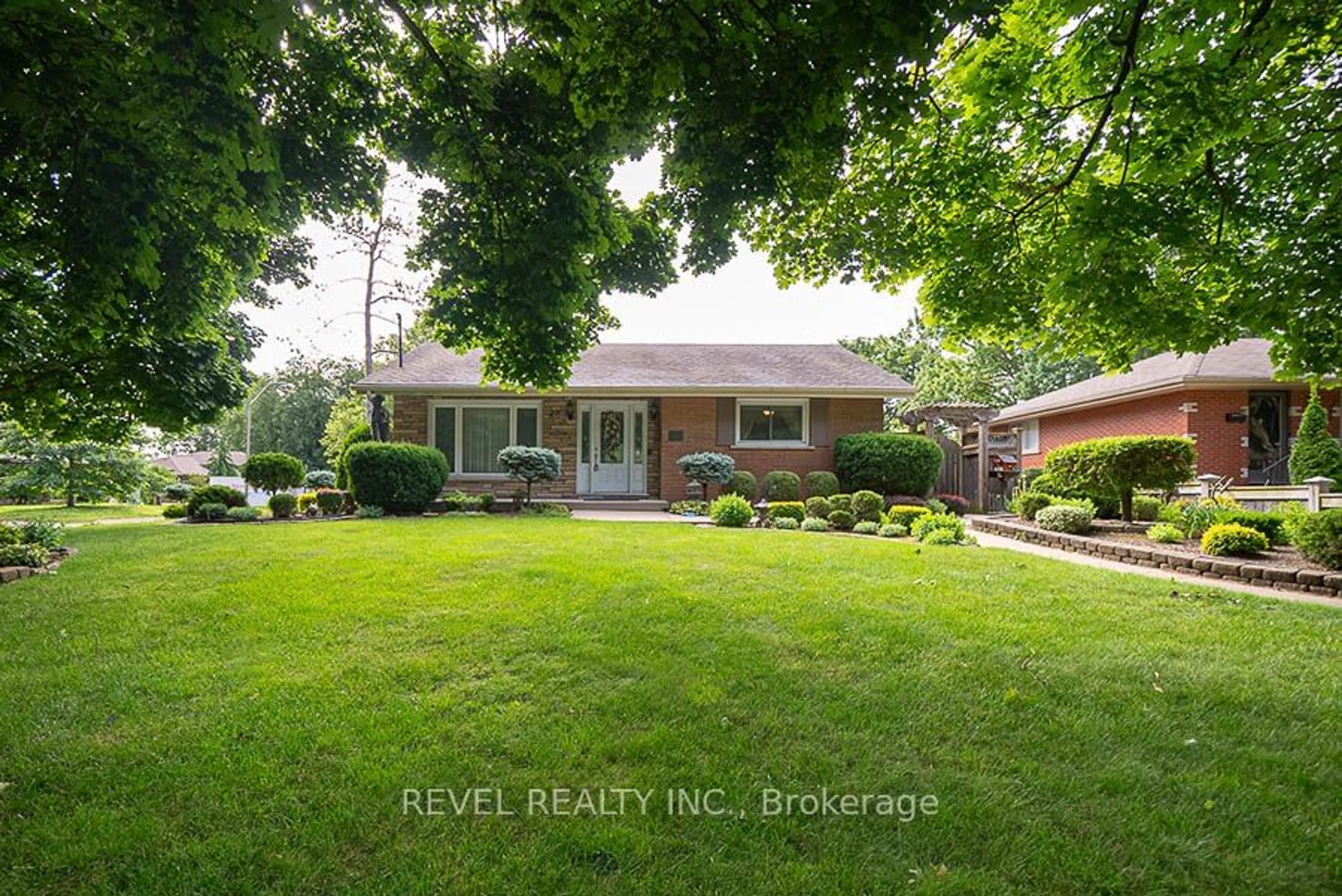 Frontside or backside of a home, the street view for 20 Allwood St, Brantford Ontario N3R 2V1