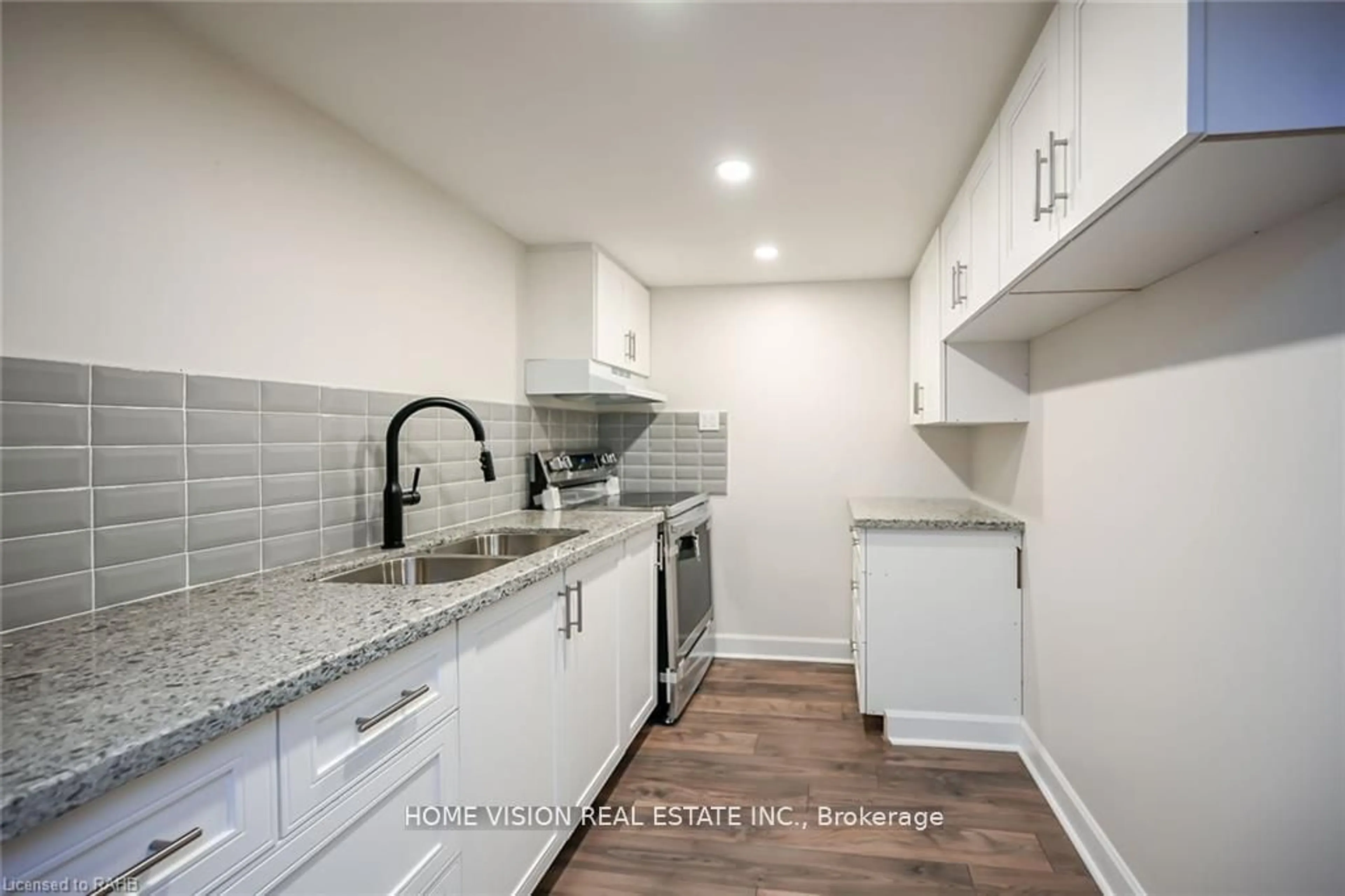 Standard kitchen for 659 Upper Wellington St, Hamilton Ontario L9A 4V4