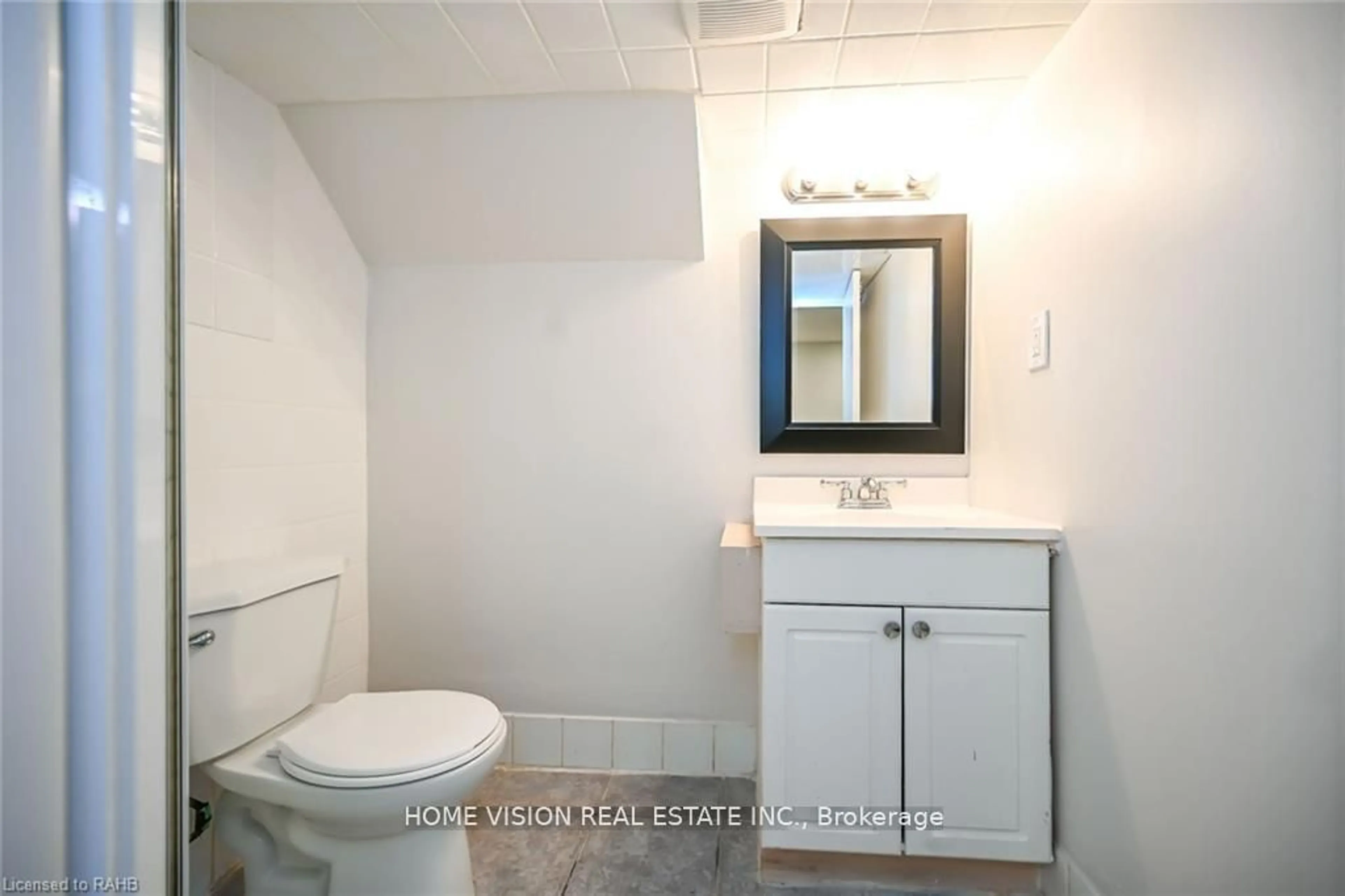 Standard bathroom for 659 Upper Wellington St, Hamilton Ontario L9A 4V4