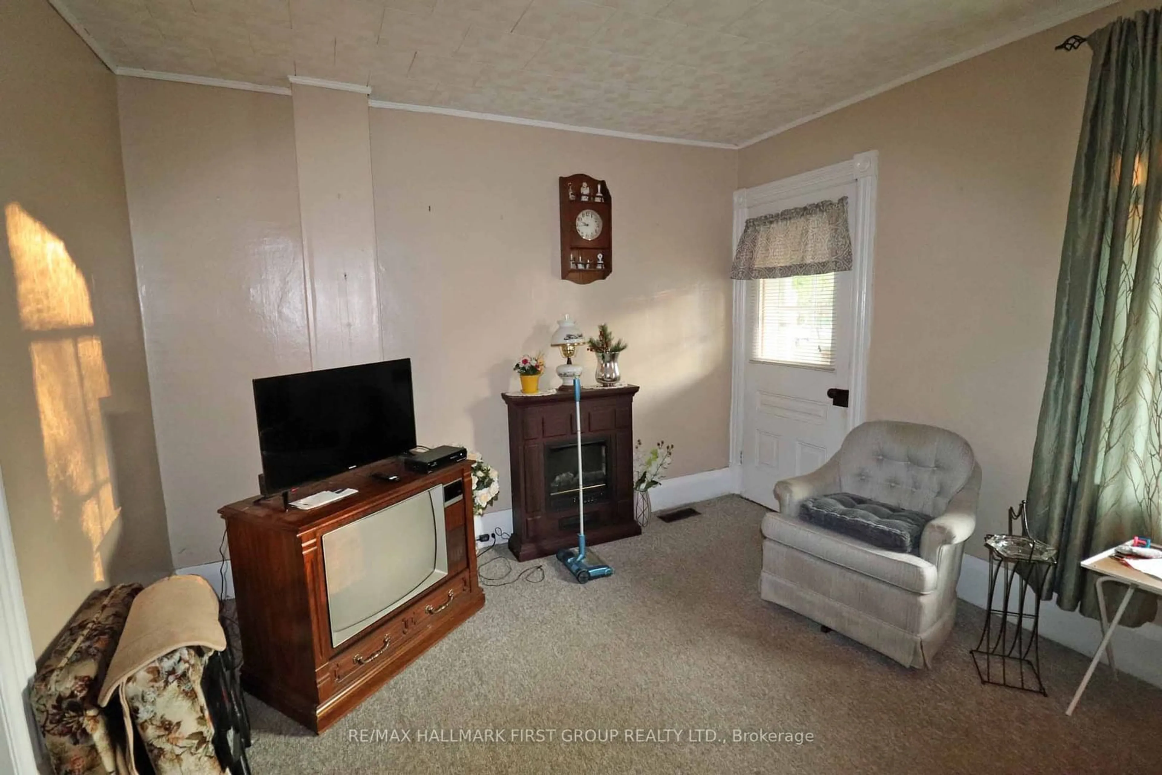 Living room, unknown floor for 421-423 Minnie Ave, Tweed Ontario K0K 3J0