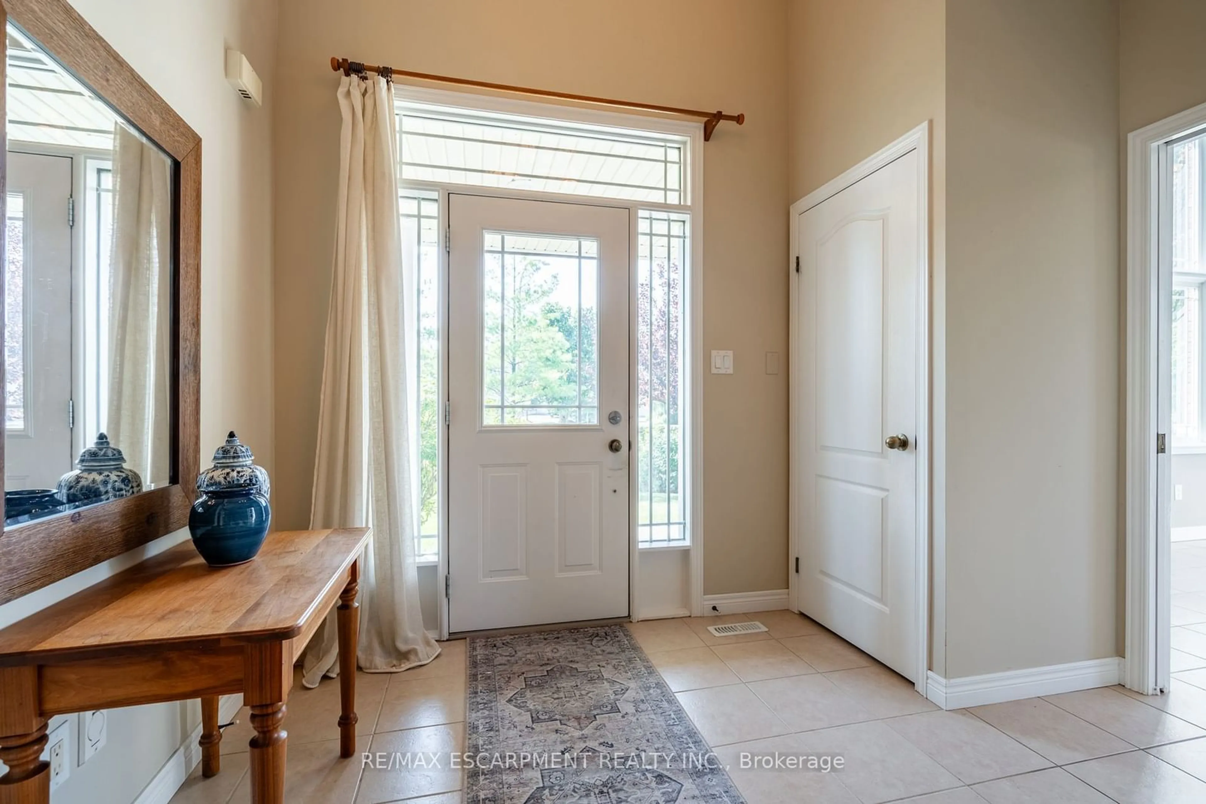 Indoor entryway, wood floors for 55 Landscapes Tr, Hamilton Ontario L9K 0A1