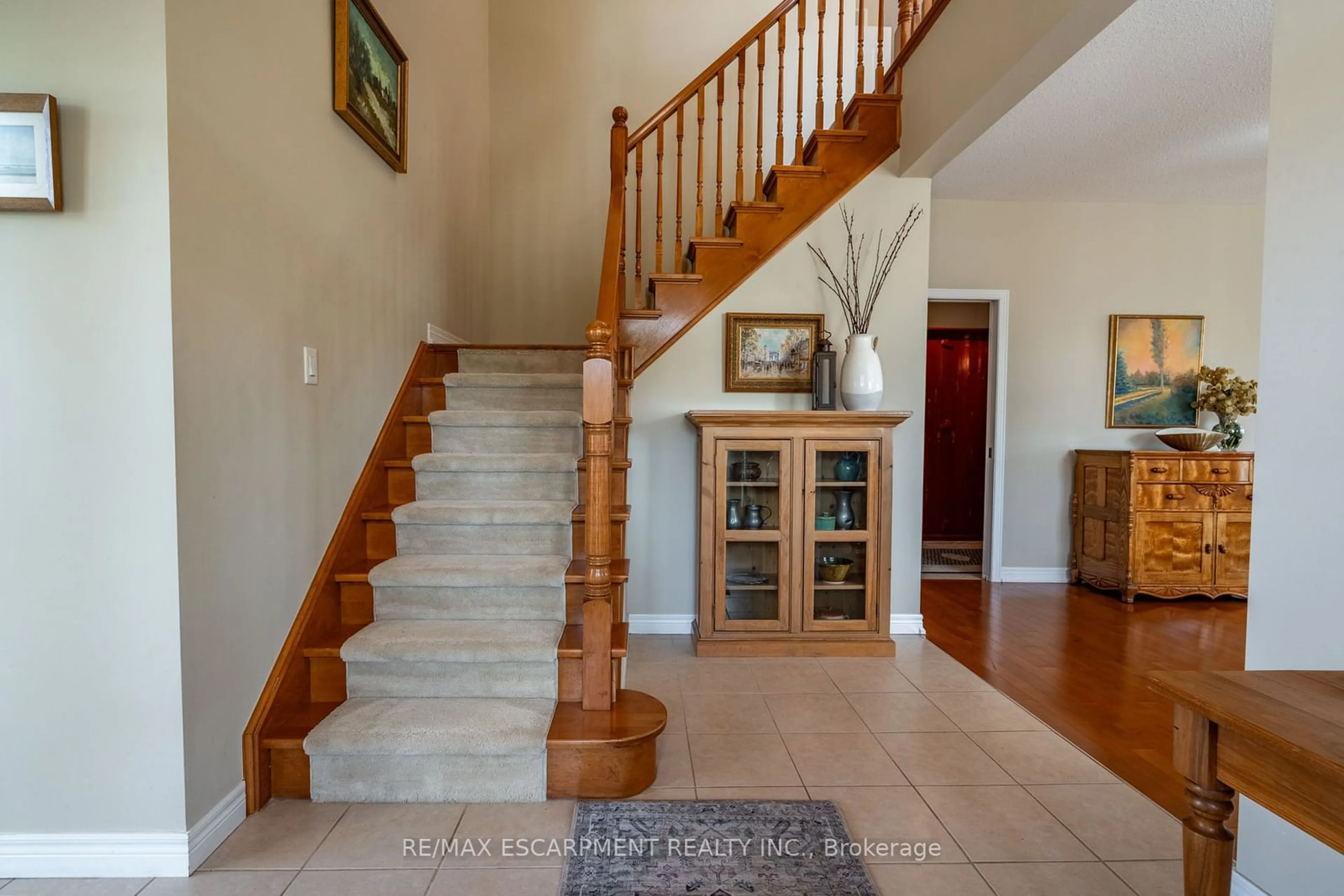 Indoor foyer, wood floors for 55 Landscapes Tr, Hamilton Ontario L9K 0A1