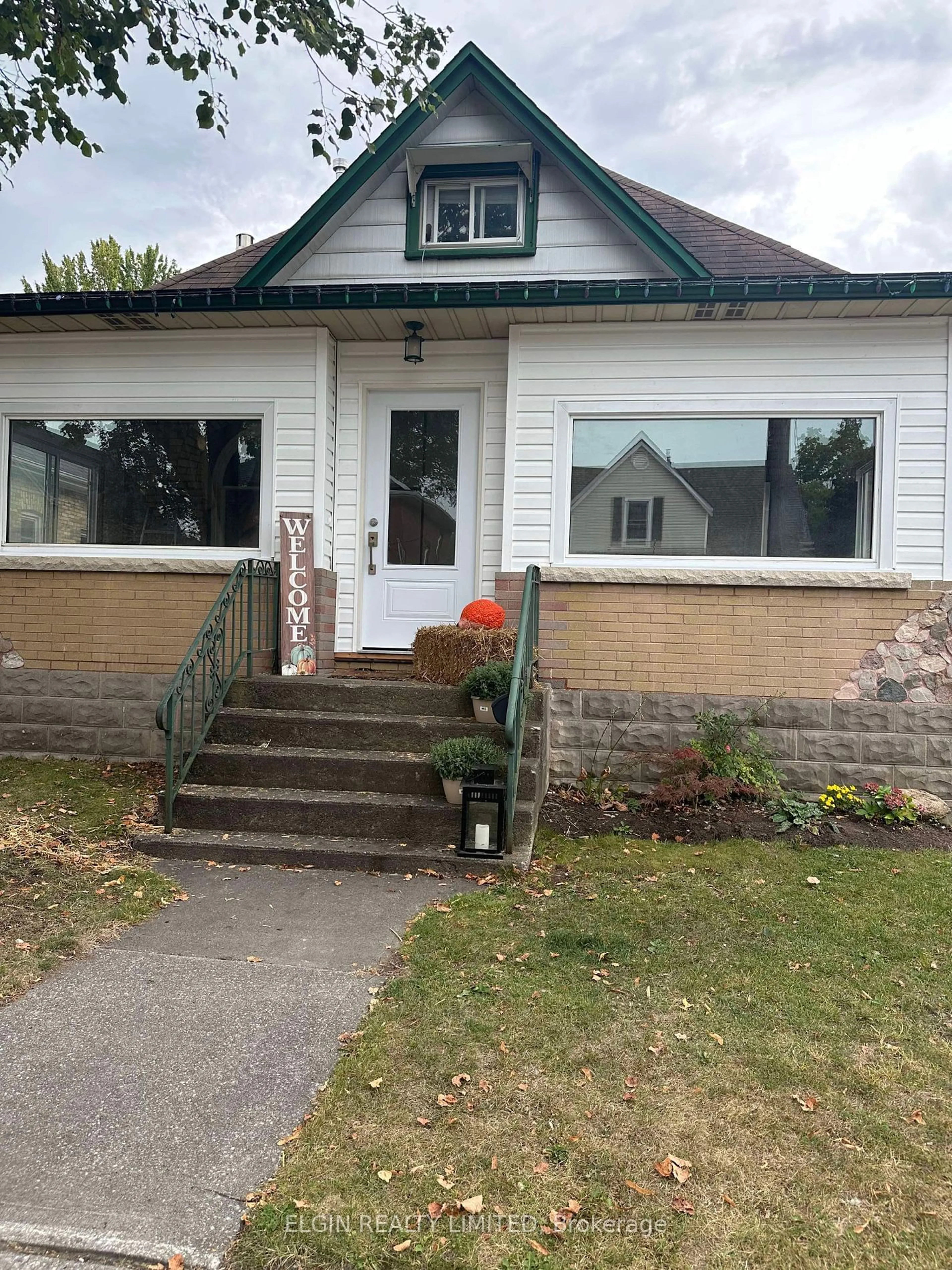 Frontside or backside of a home, the front or back of building for 13 Maple St, St. Thomas Ontario N5R 1Y8