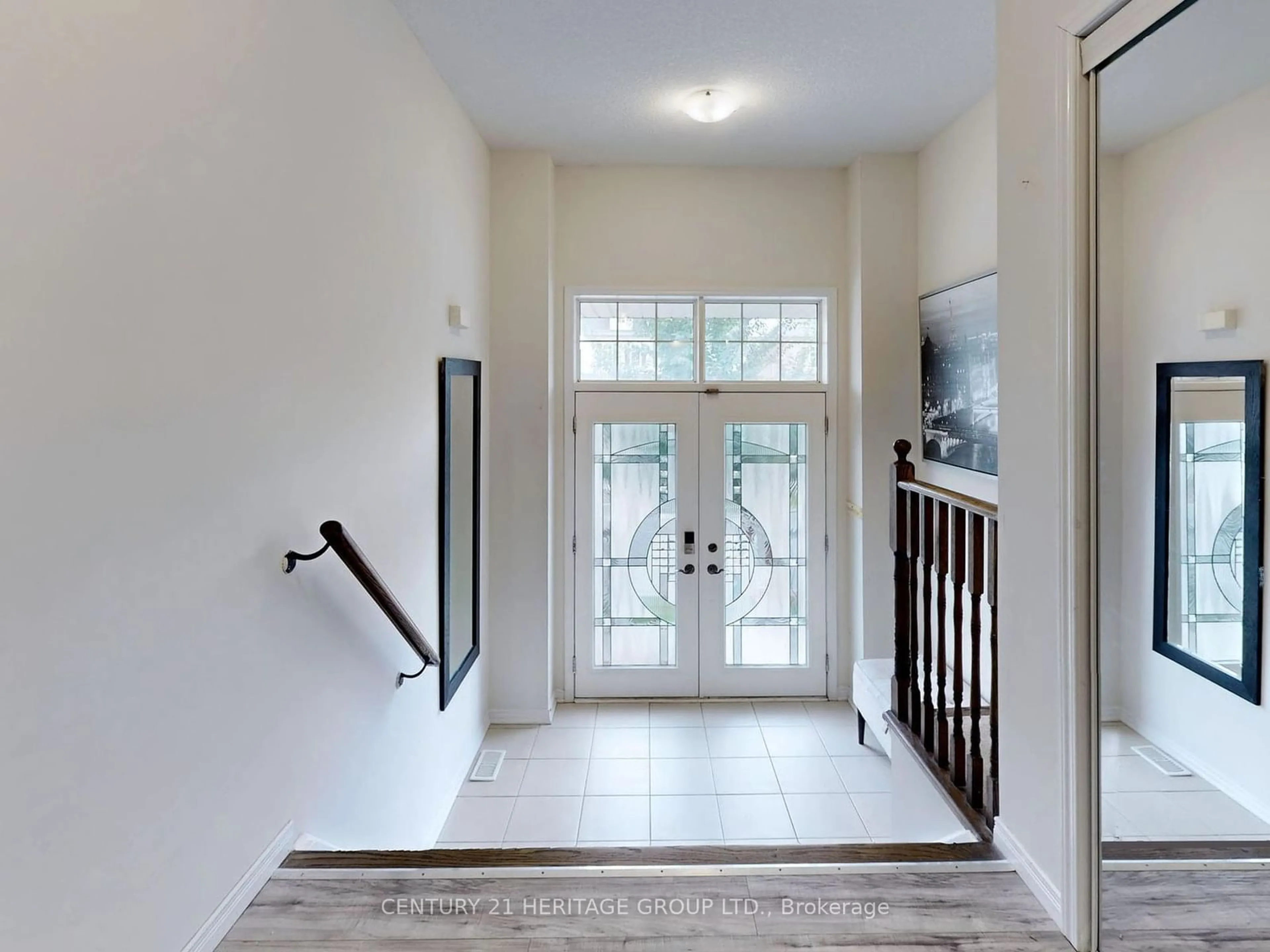 Indoor entryway, wood floors for 41 Sumac Dr, Haldimand Ontario N3W 0C2