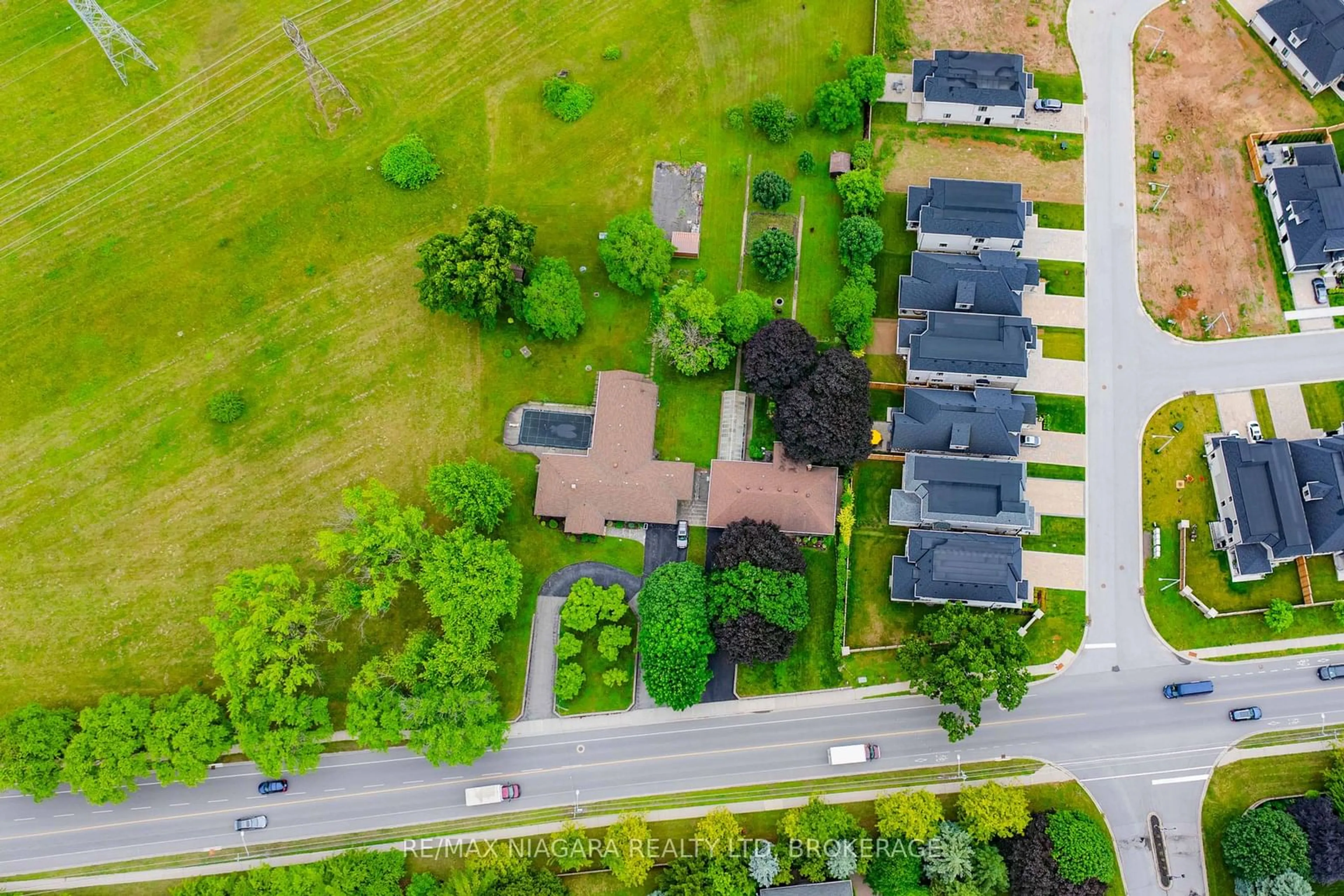 A pic from exterior of the house or condo, the street view for 6378 Mountain Rd, Niagara Falls Ontario L2E 6S4