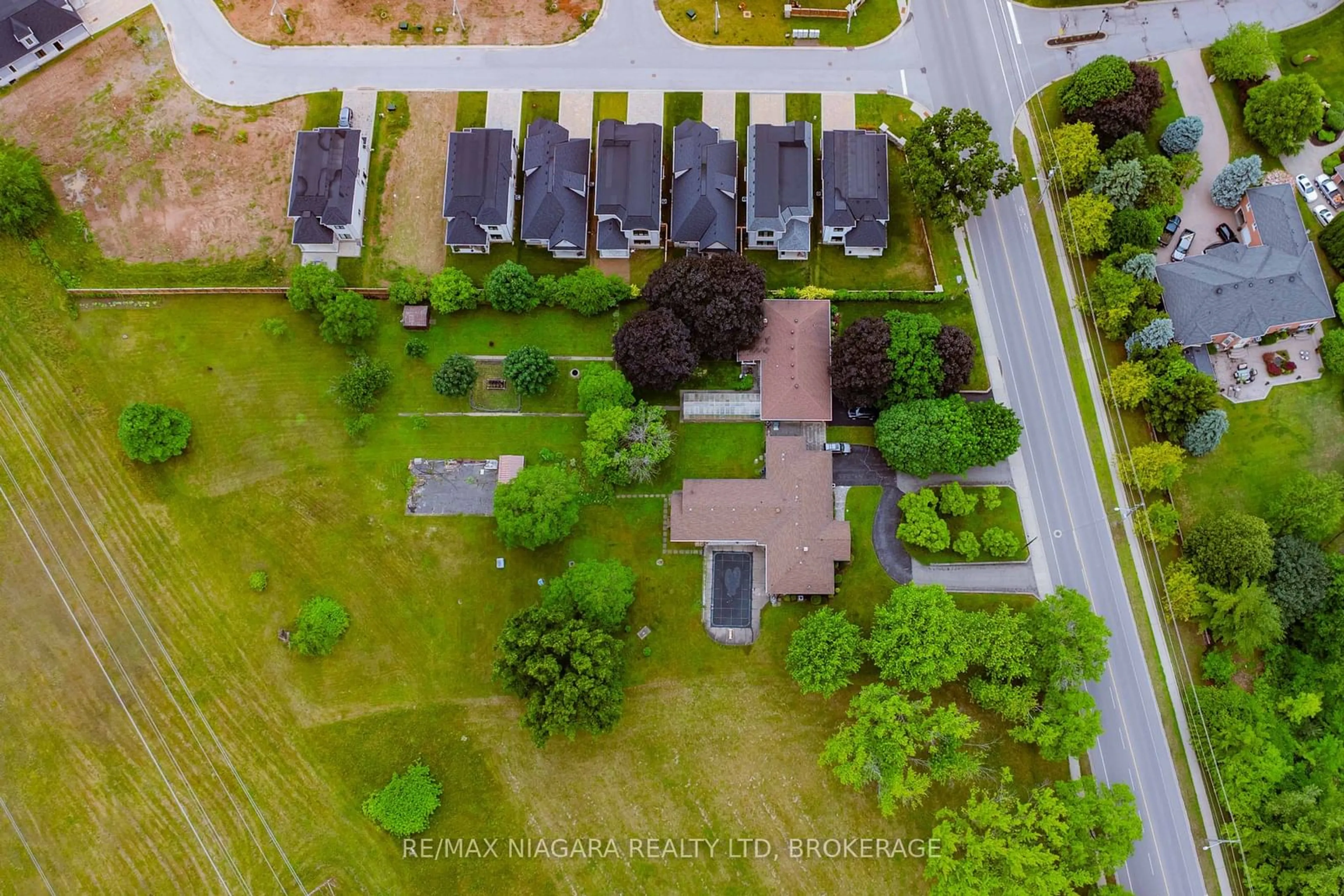 Frontside or backside of a home, the street view for 6378 Mountain Rd, Niagara Falls Ontario L2E 6S4