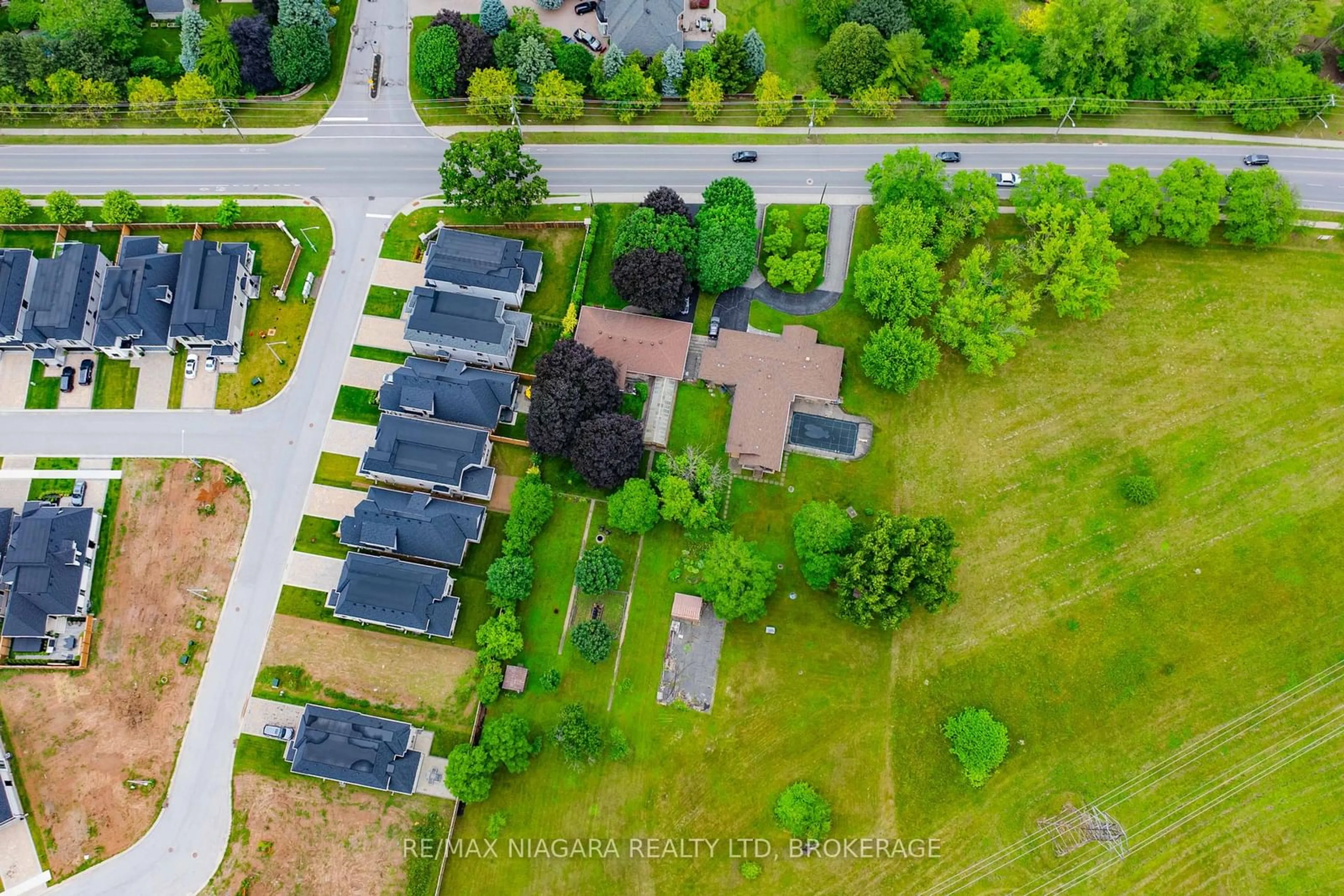 Frontside or backside of a home, the street view for 6378 Mountain Rd, Niagara Falls Ontario L2E 6S4