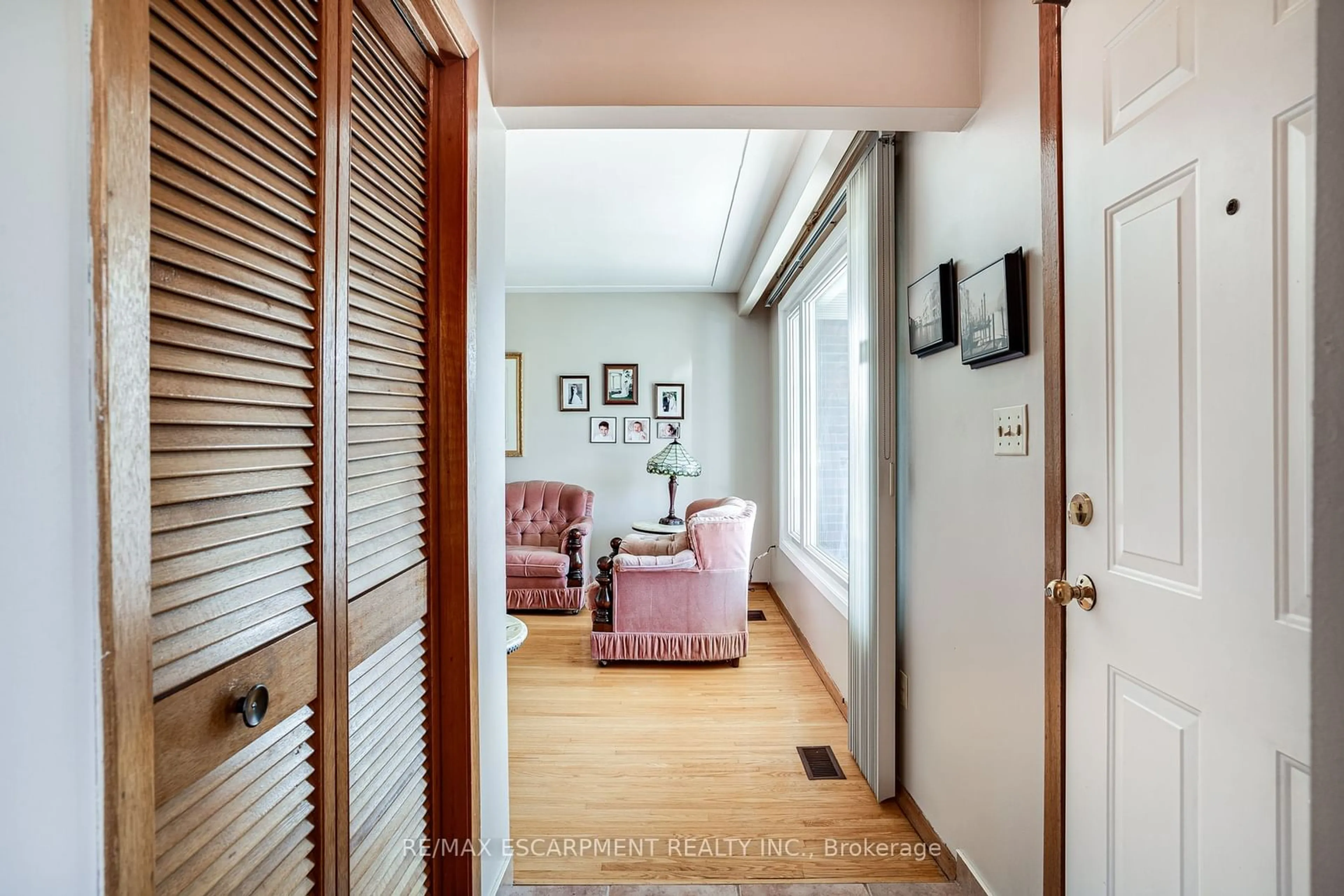 Indoor entryway for 49 ANSON Ave, Hamilton Ontario L8T 2X5