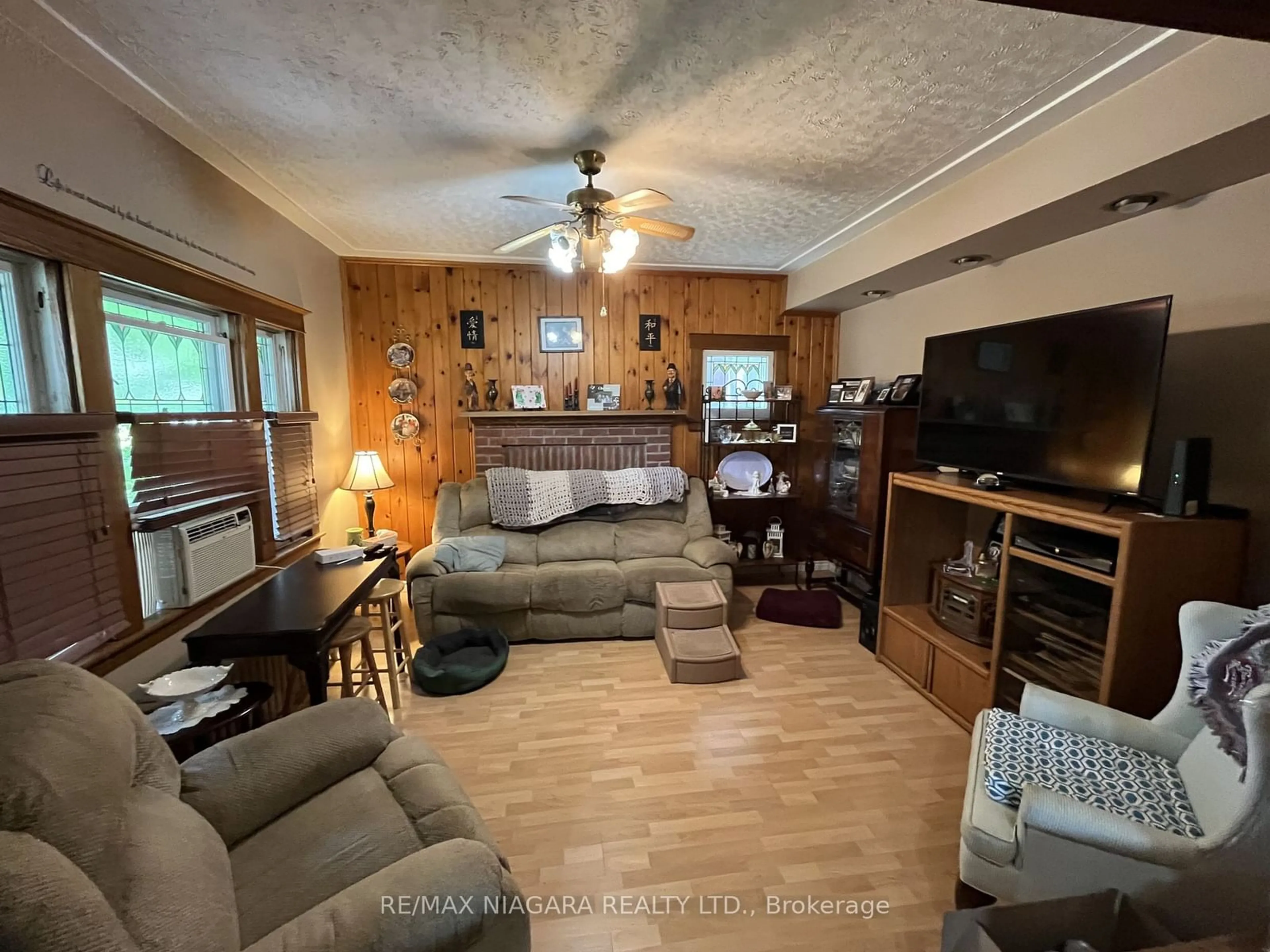 Living room, wood floors for 246 Kent St, Port Colborne Ontario L3K 3A1