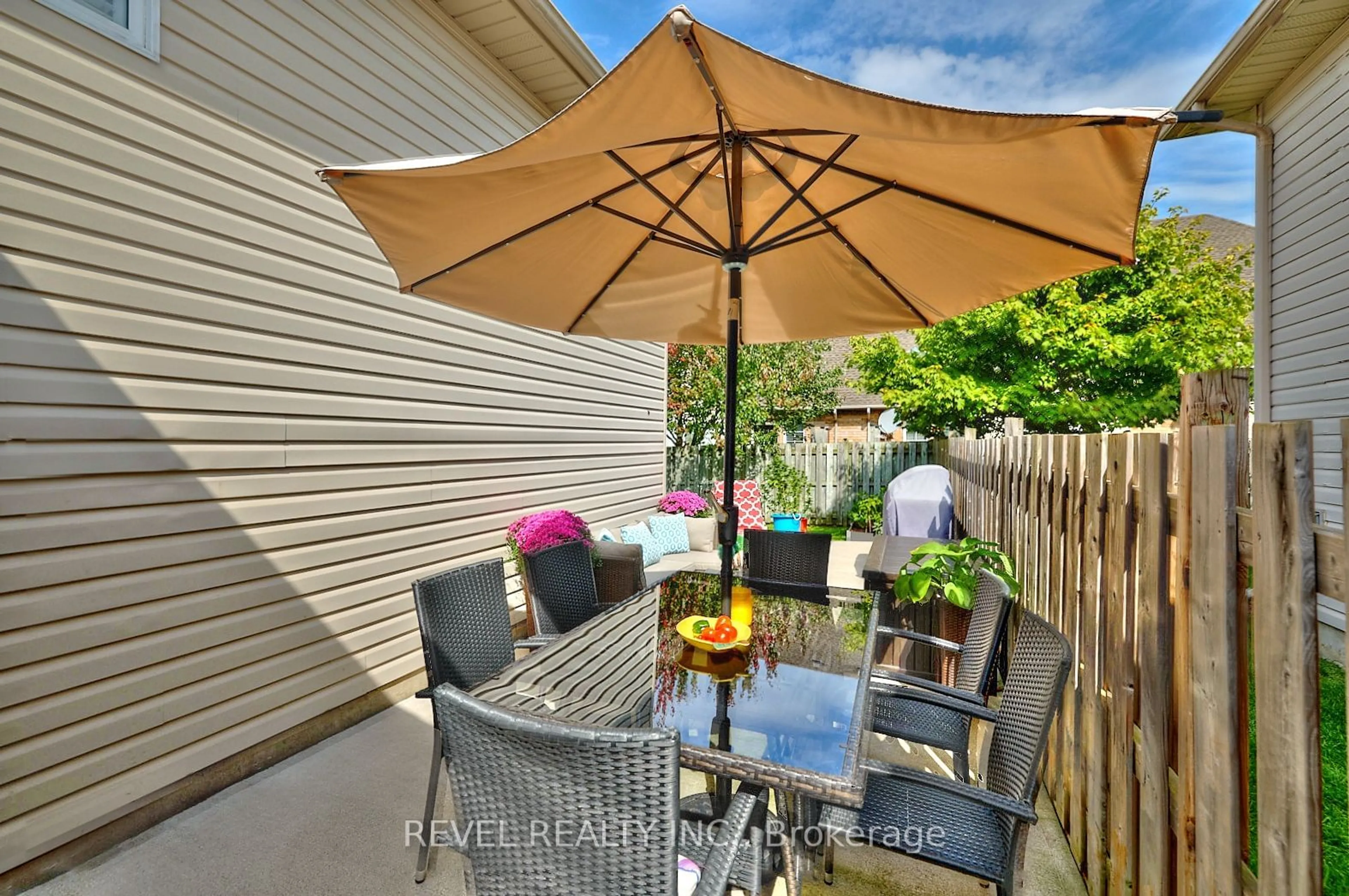 Patio for 8159 Barrett Cres, Niagara Falls Ontario L2H 3H5