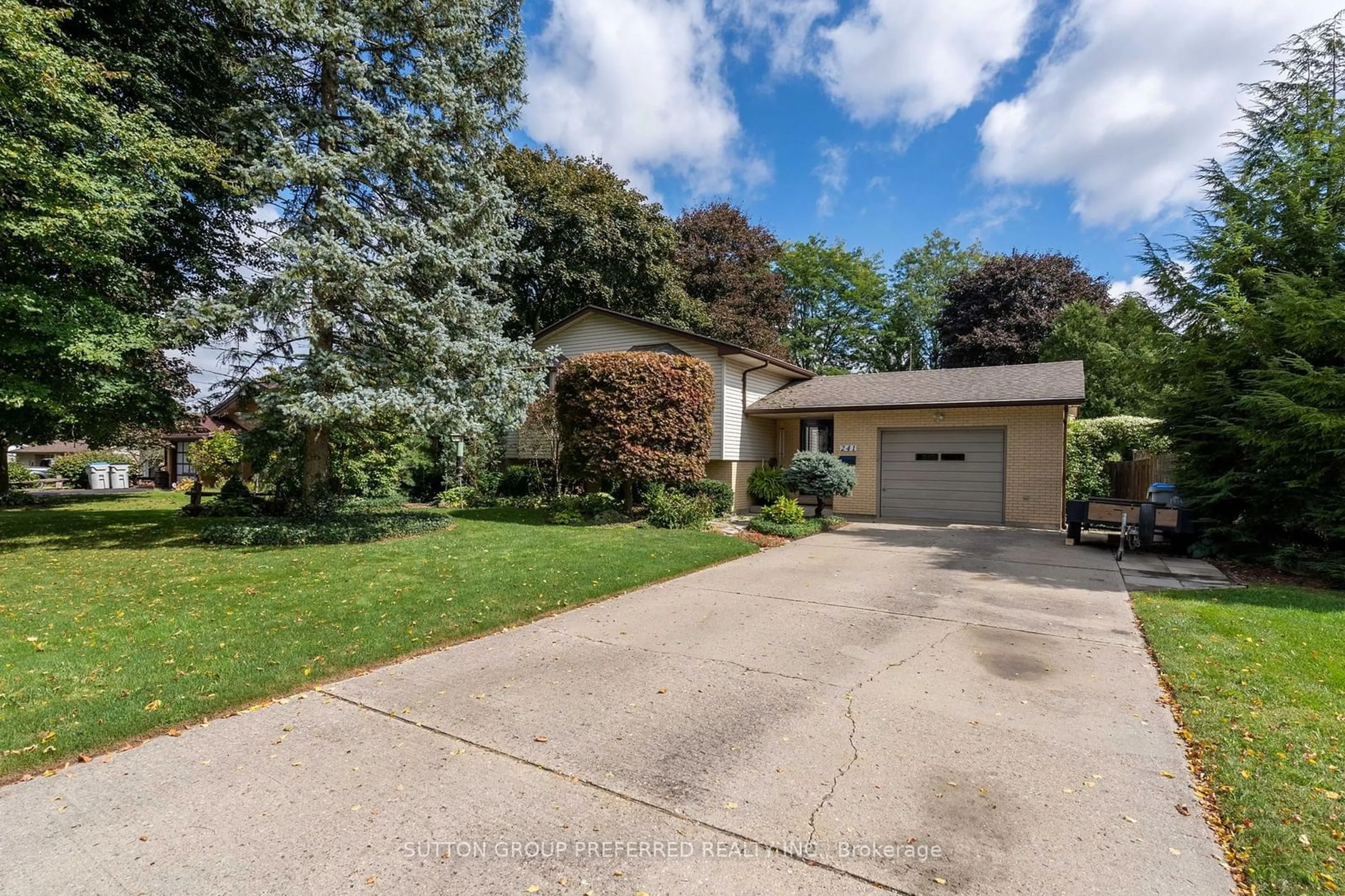 A pic from exterior of the house or condo, the street view for 241 Dominion St, Strathroy-Caradoc Ontario N7G 3G9