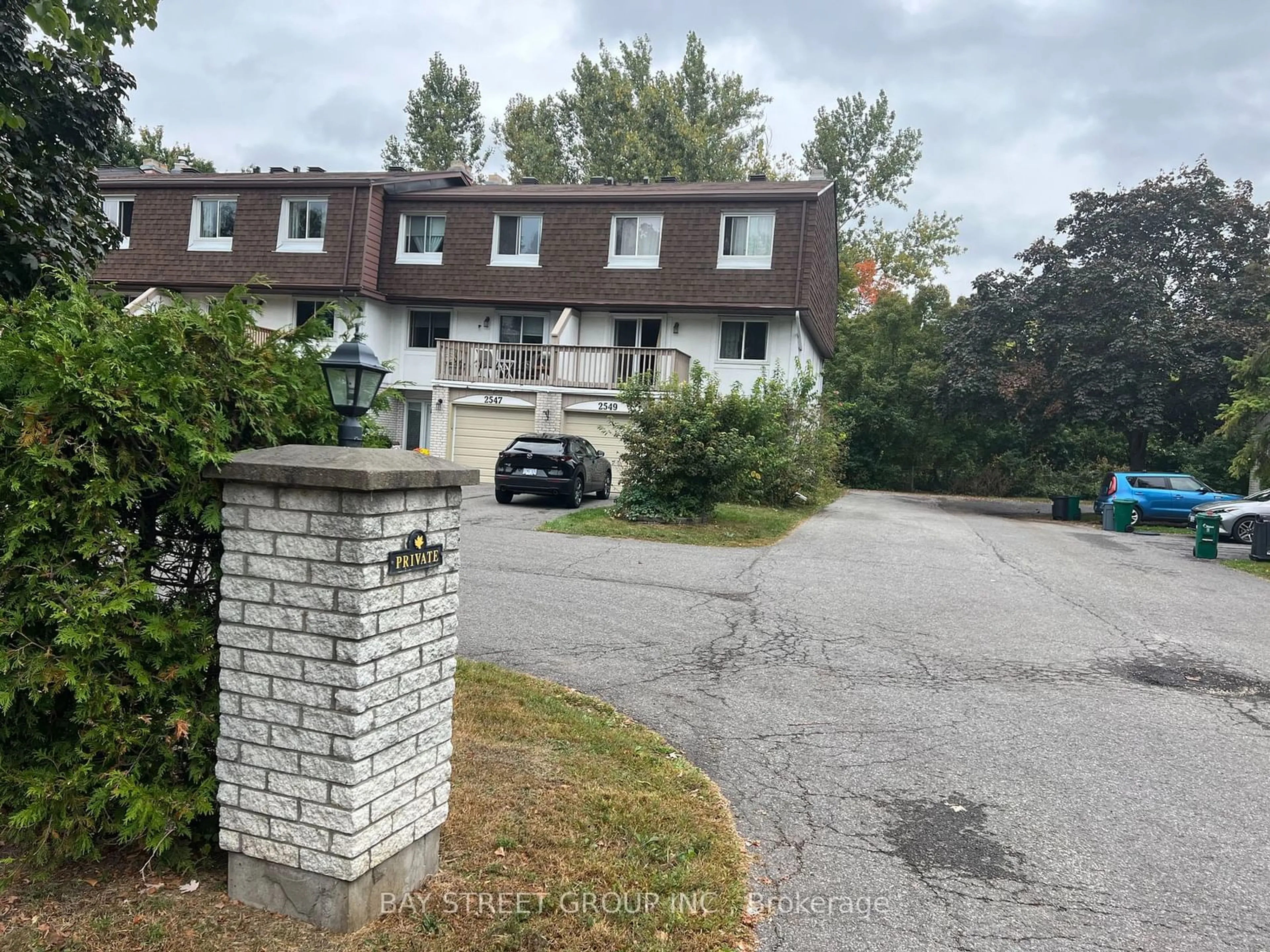 A pic from exterior of the house or condo, the street view for 2549 Flannery Dr, Billings Bridge - Riverside Park and Area Ontario K1V 9R5