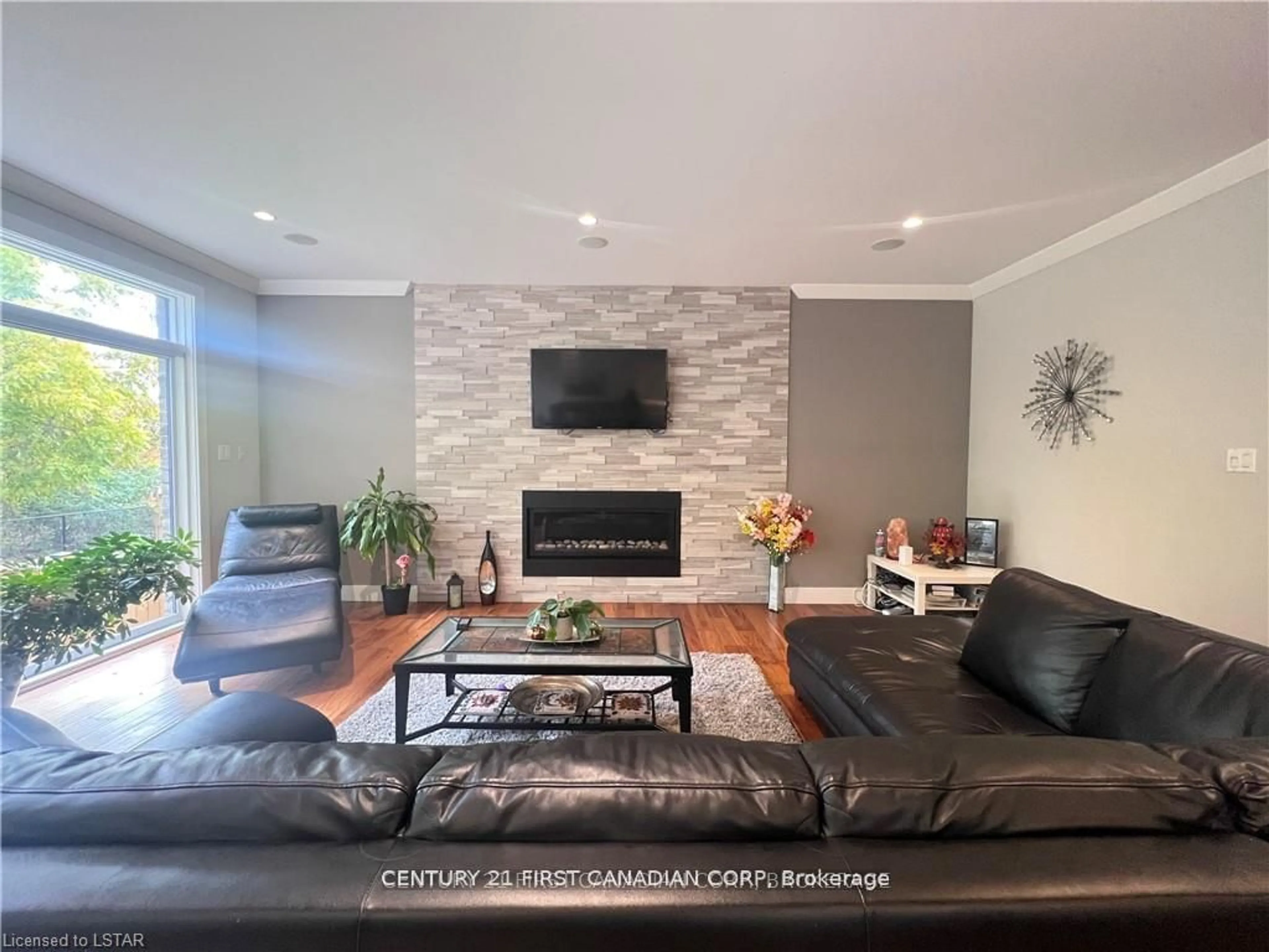 Living room, wood floors for 2084 NORTH ROUTLEDGE Park, London Ontario N6G 0B7