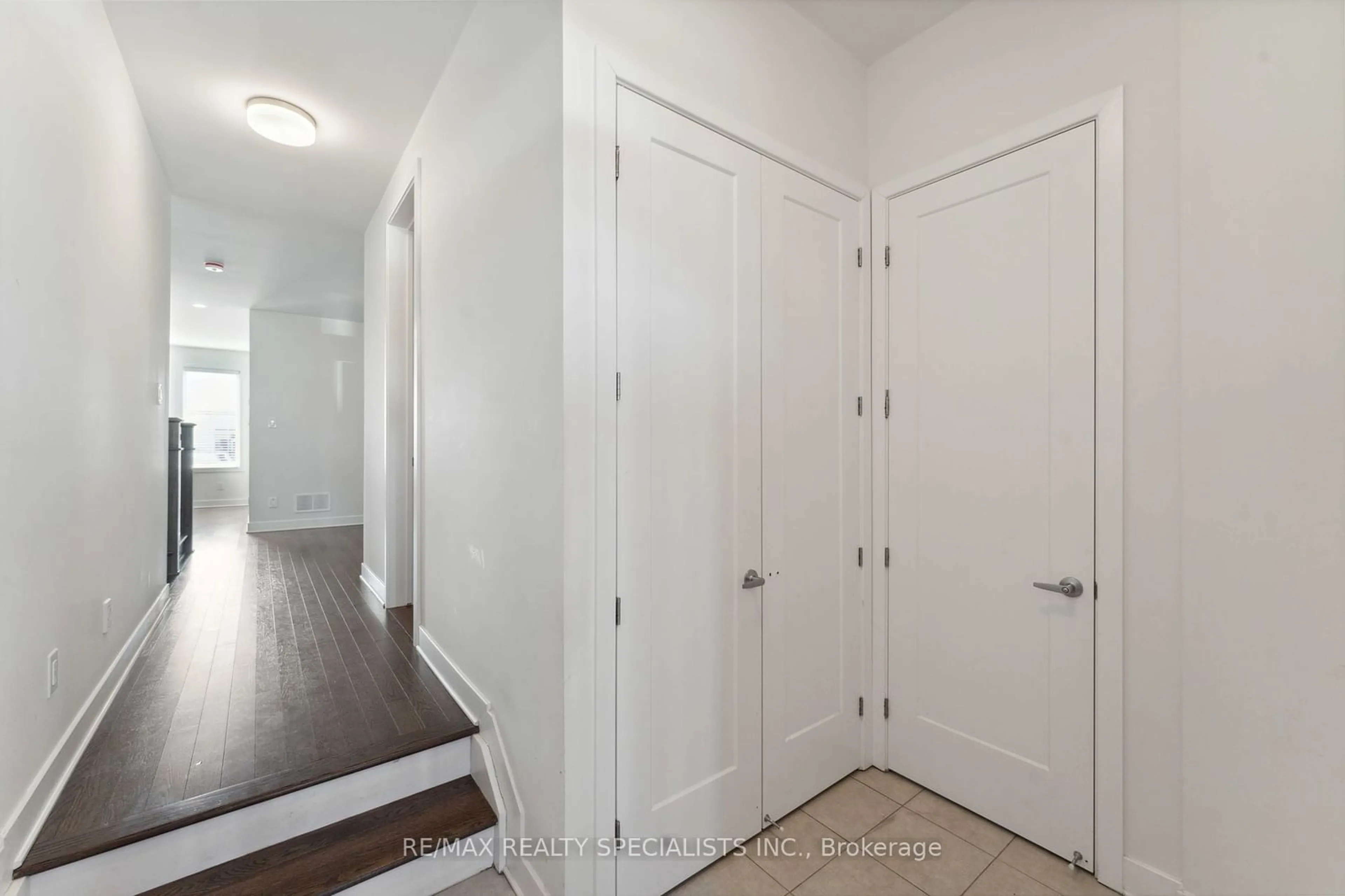 Indoor entryway for 274 Turnbuckle Cres, Ottawa Ontario K2J 7B6