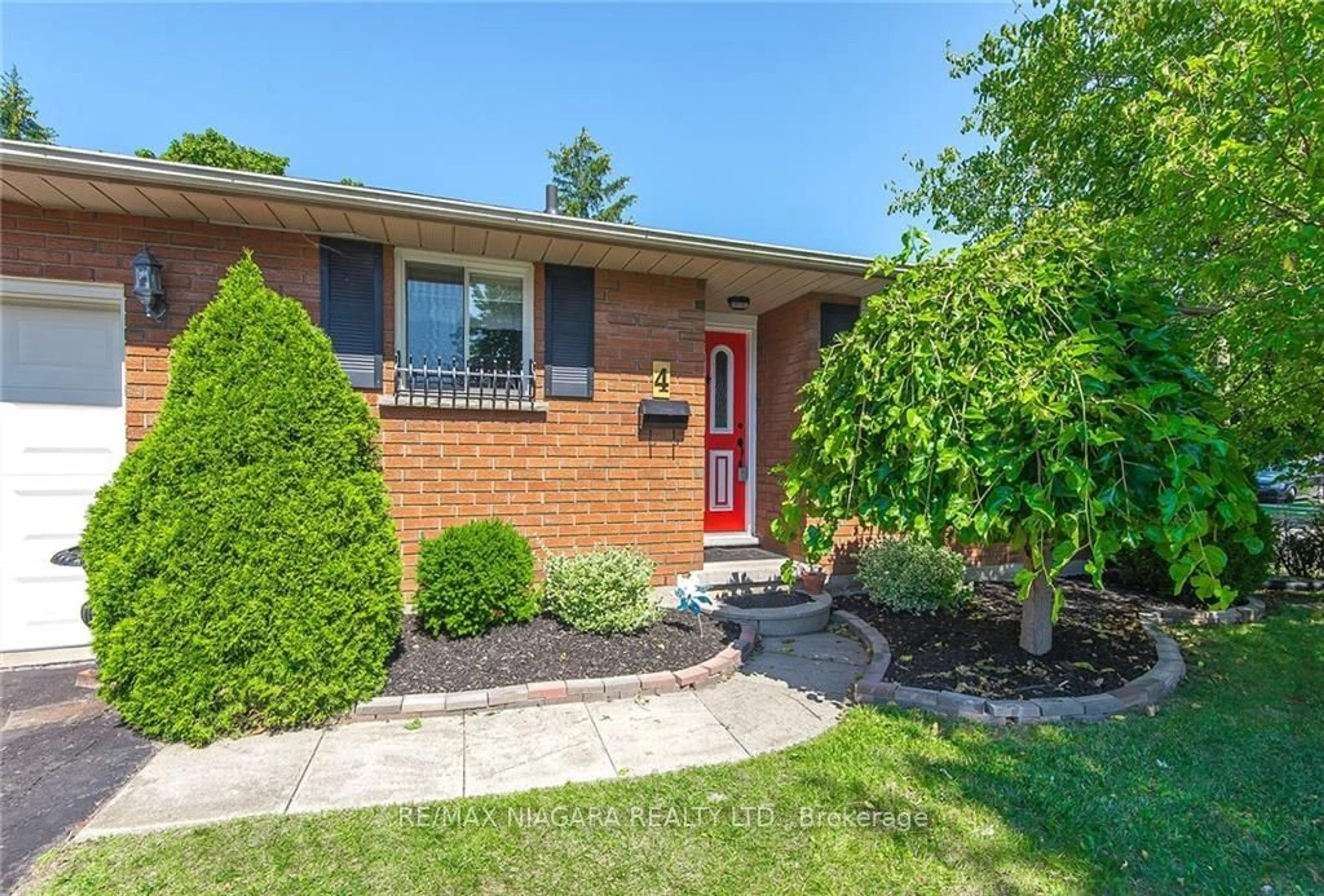 Home with brick exterior material for 4 College Park Dr, Welland Ontario L3C 6Z6