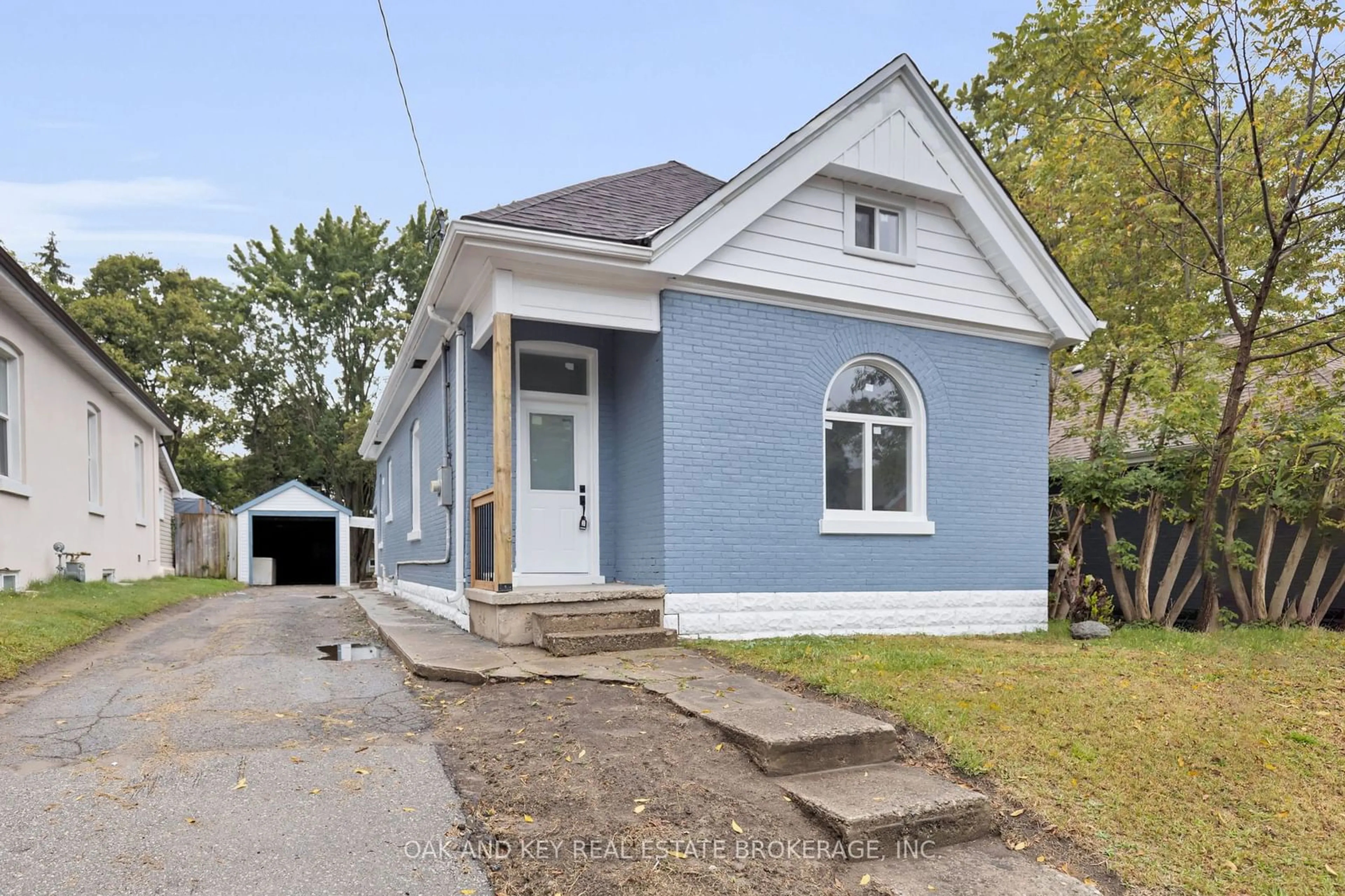 Frontside or backside of a home for 1060 Florence St, London Ontario N5W 2M8