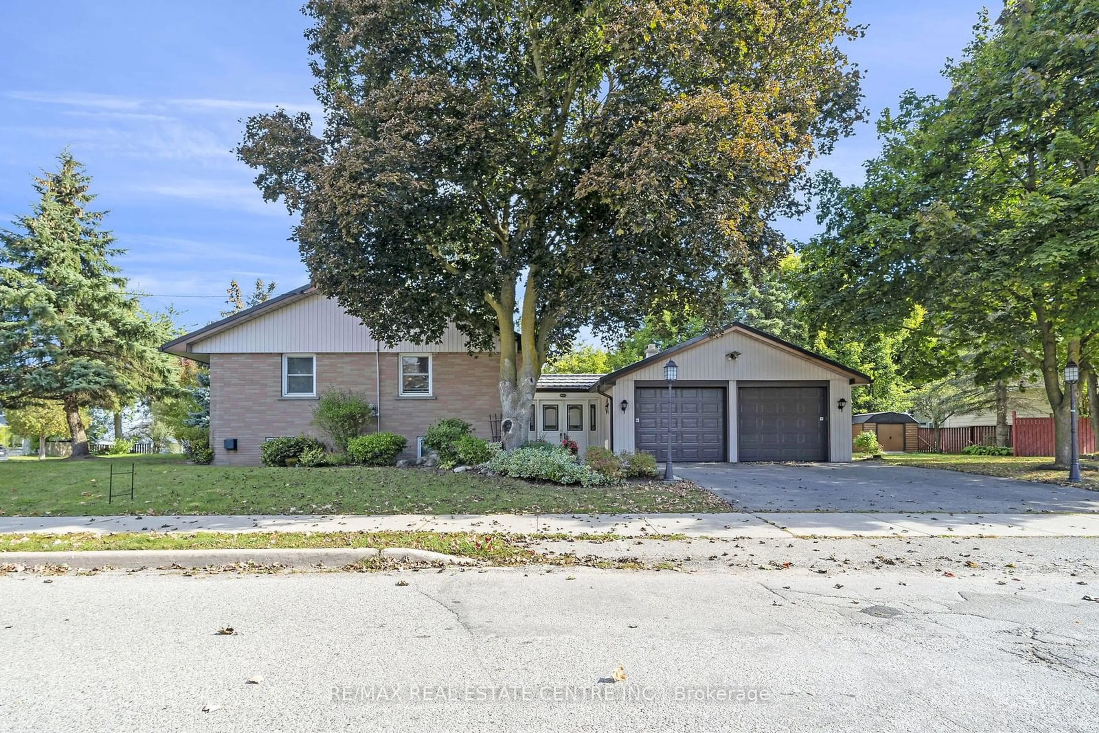 Frontside or backside of a home, the street view for 9 Dundas St, Erin Ontario N0B 1T0