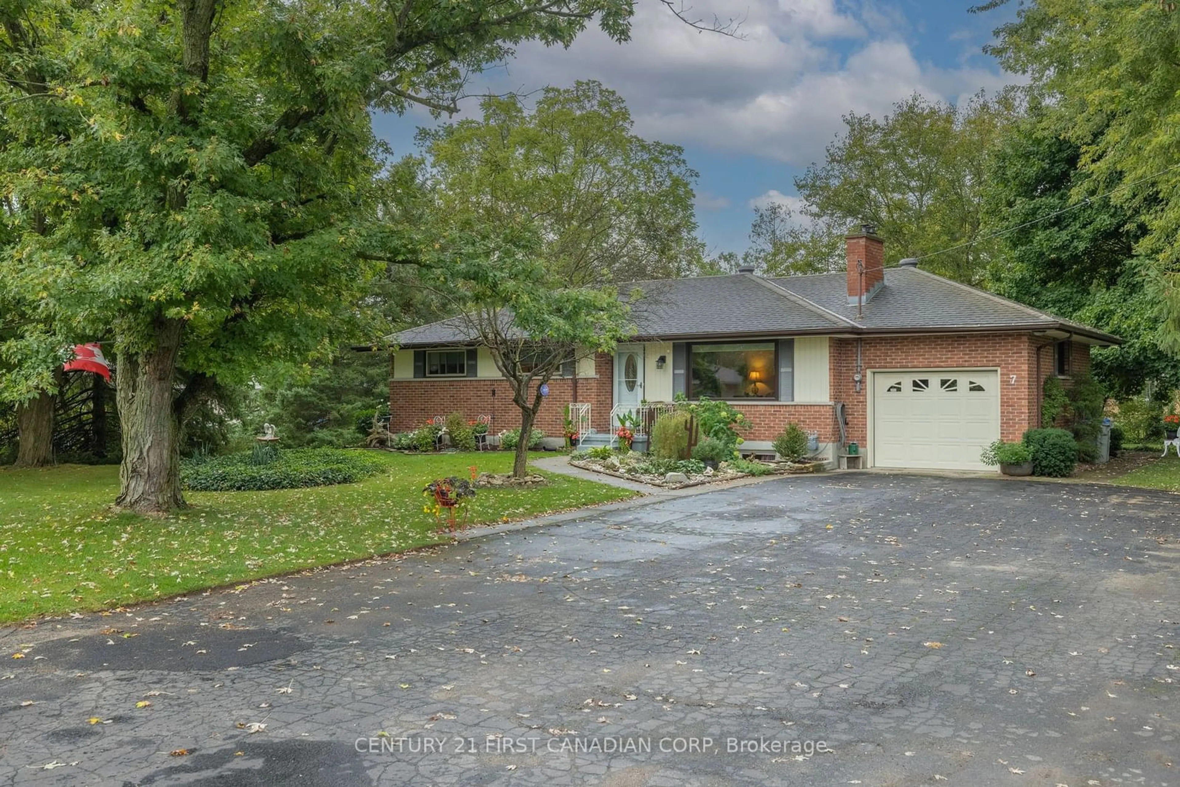 Frontside or backside of a home, the street view for 7 Currie Crt, Middlesex Centre Ontario N0M 2A0