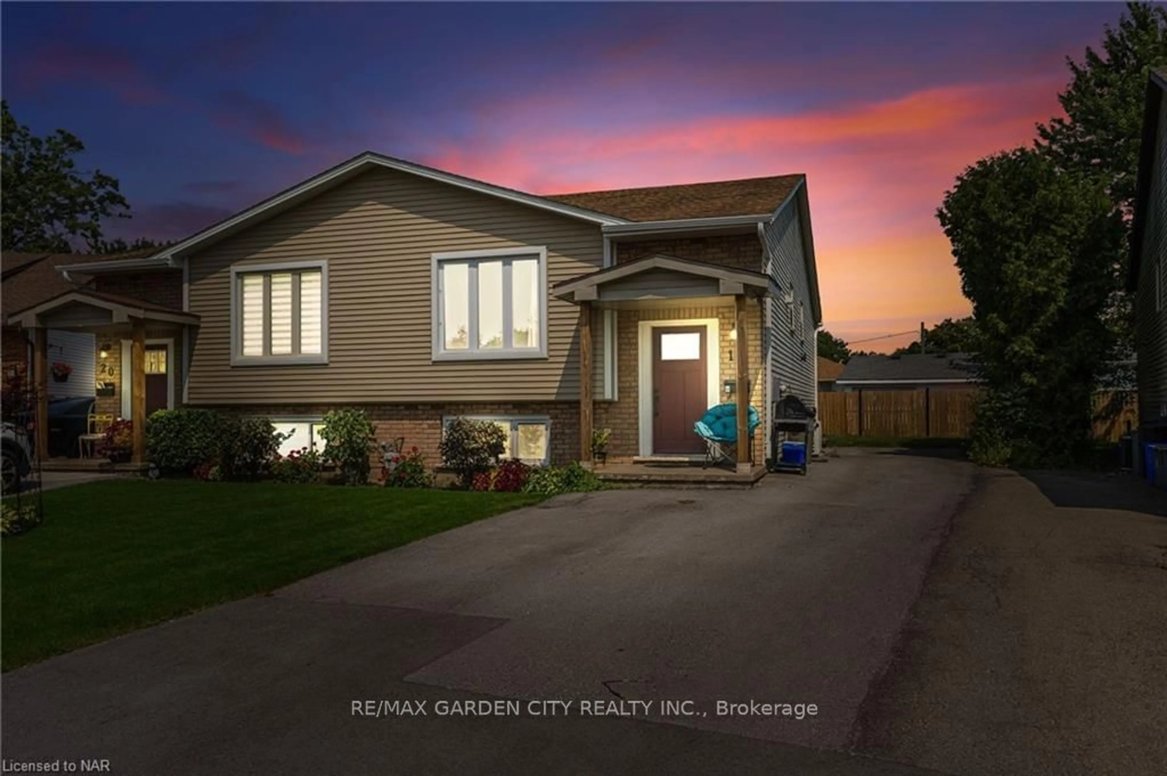 Frontside or backside of a home, cottage for 18 Rainbow Crt, Welland Ontario L3C 6R3