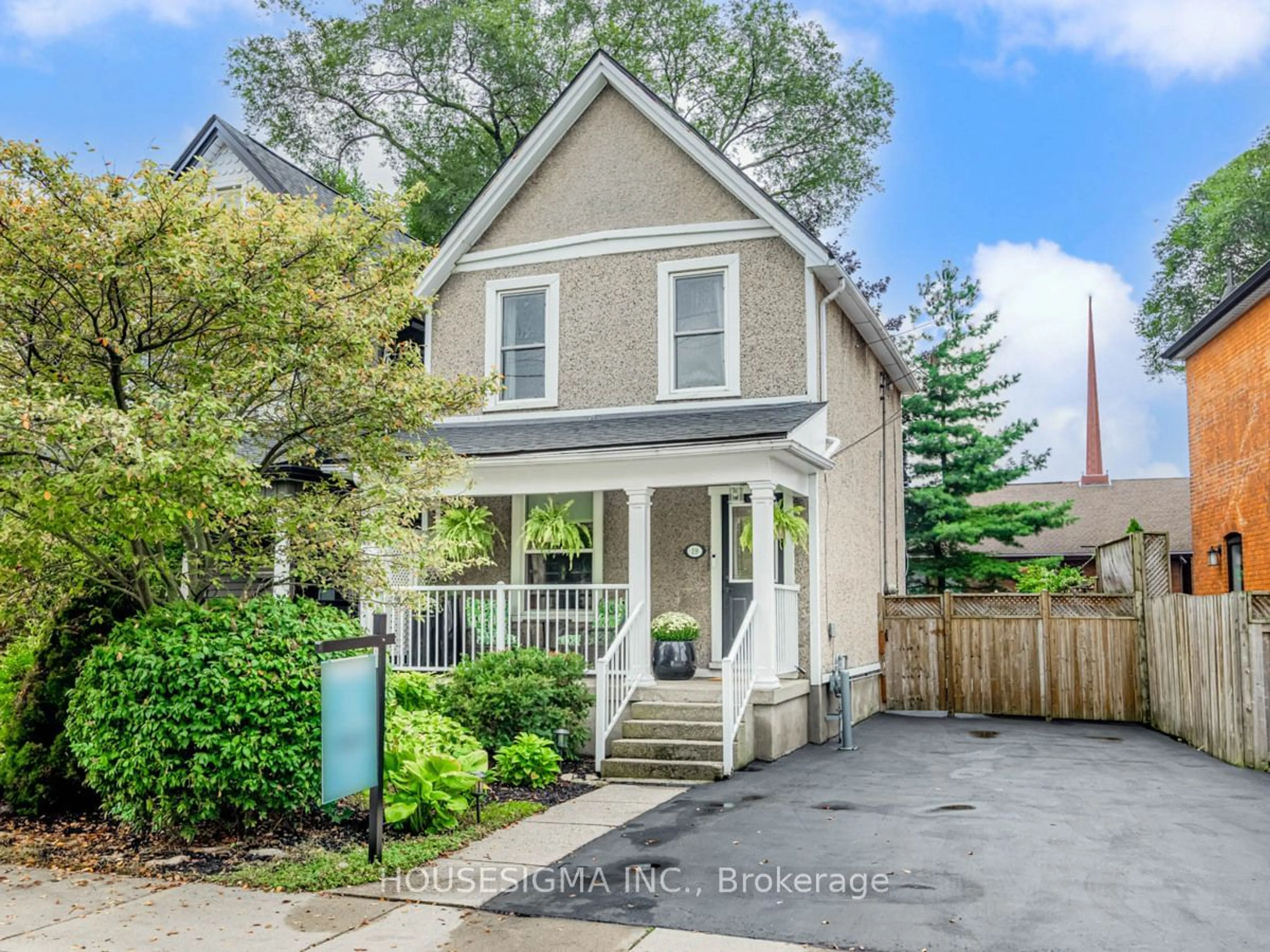 Frontside or backside of a home for 19 Baker St, Hamilton Ontario L8R 1V2