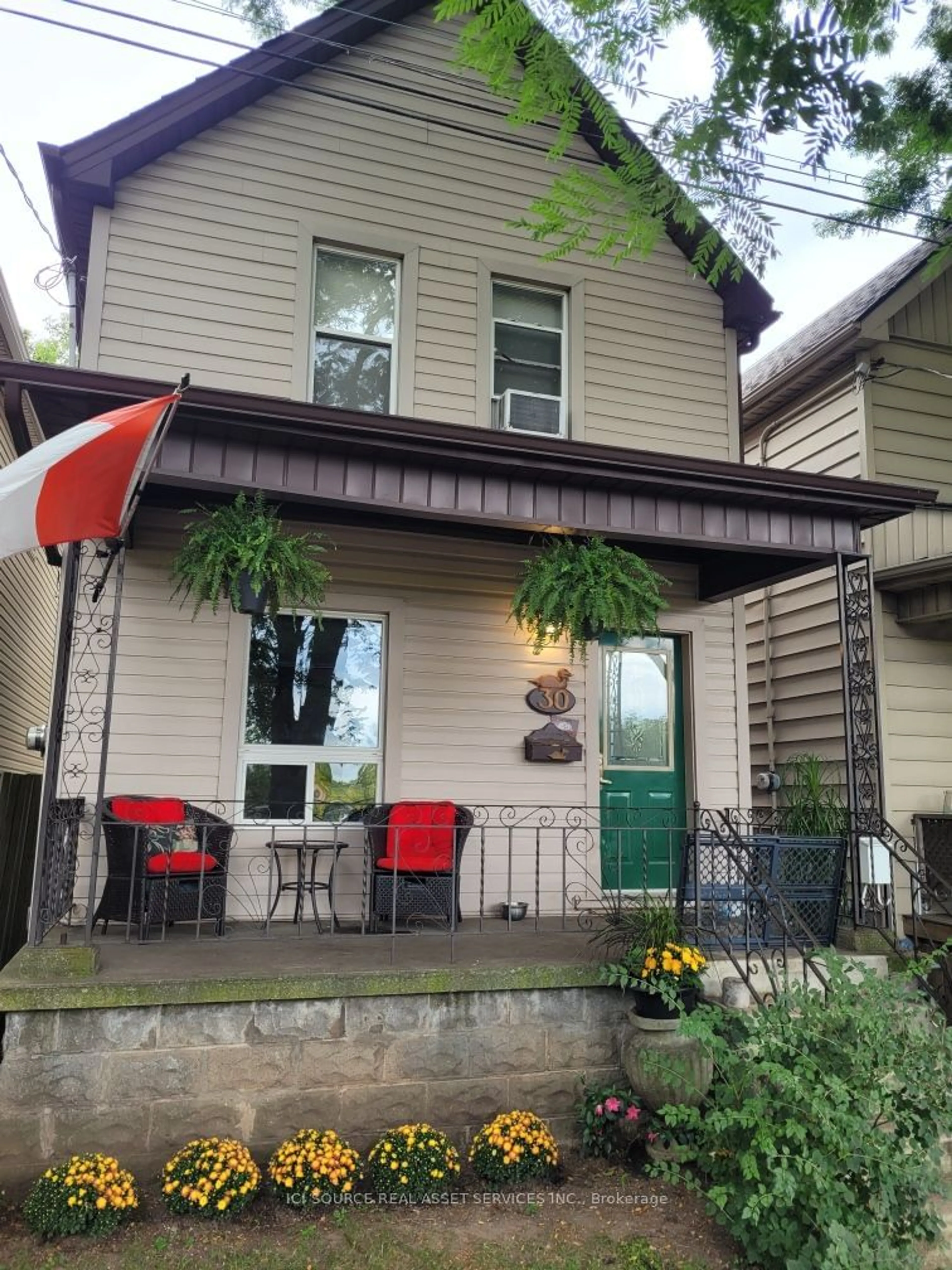 Patio for 30 Mars Ave, Hamilton Ontario L8L 3V8