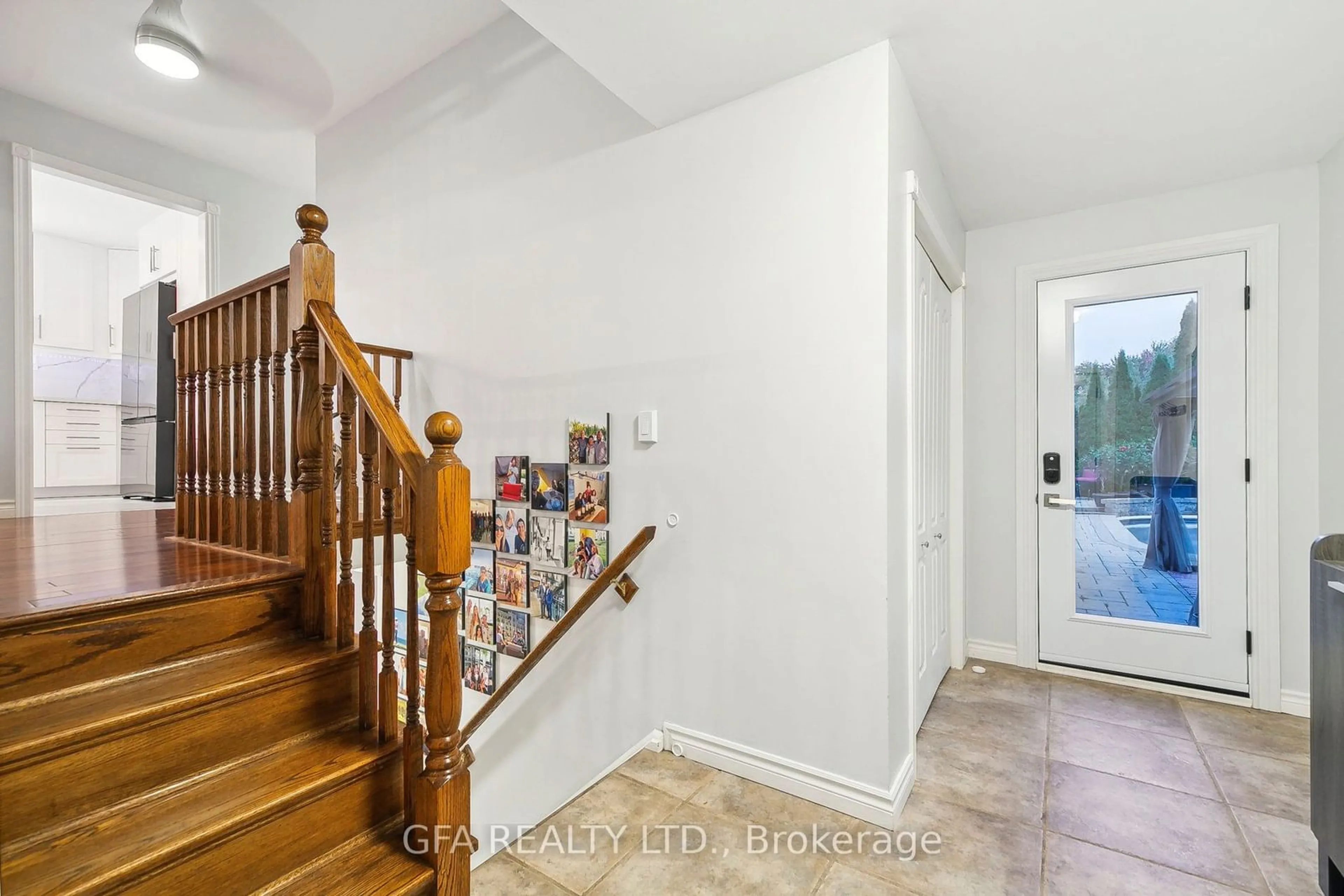 Indoor entryway, wood floors for 8 Laurendale Ave, Hamilton Ontario L8B 0B3