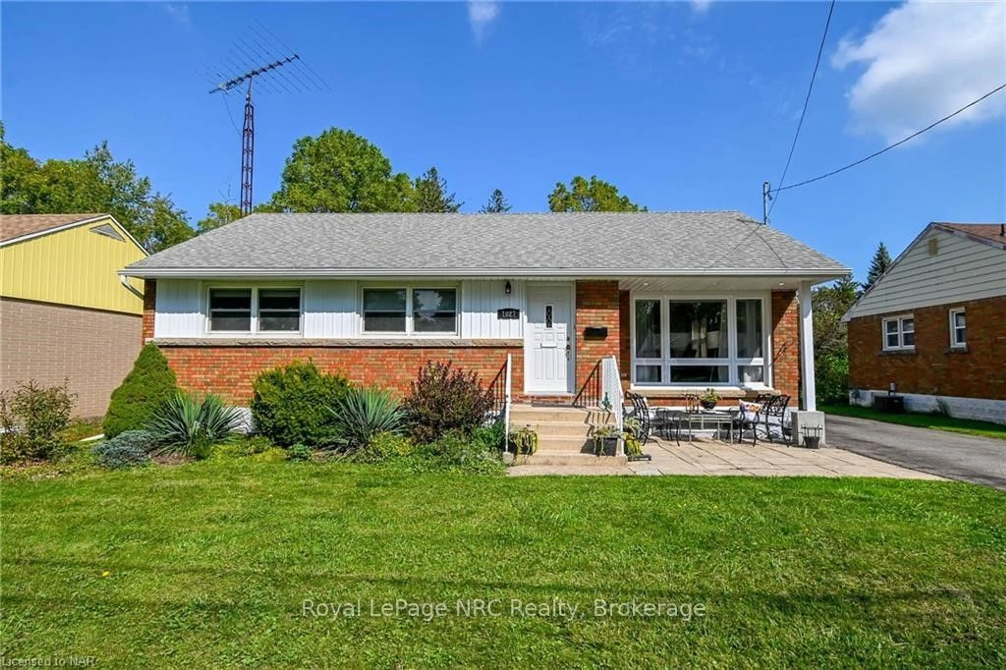 Home with brick exterior material, street for 7027 Garden St, Niagara Falls Ontario L2G 1H8