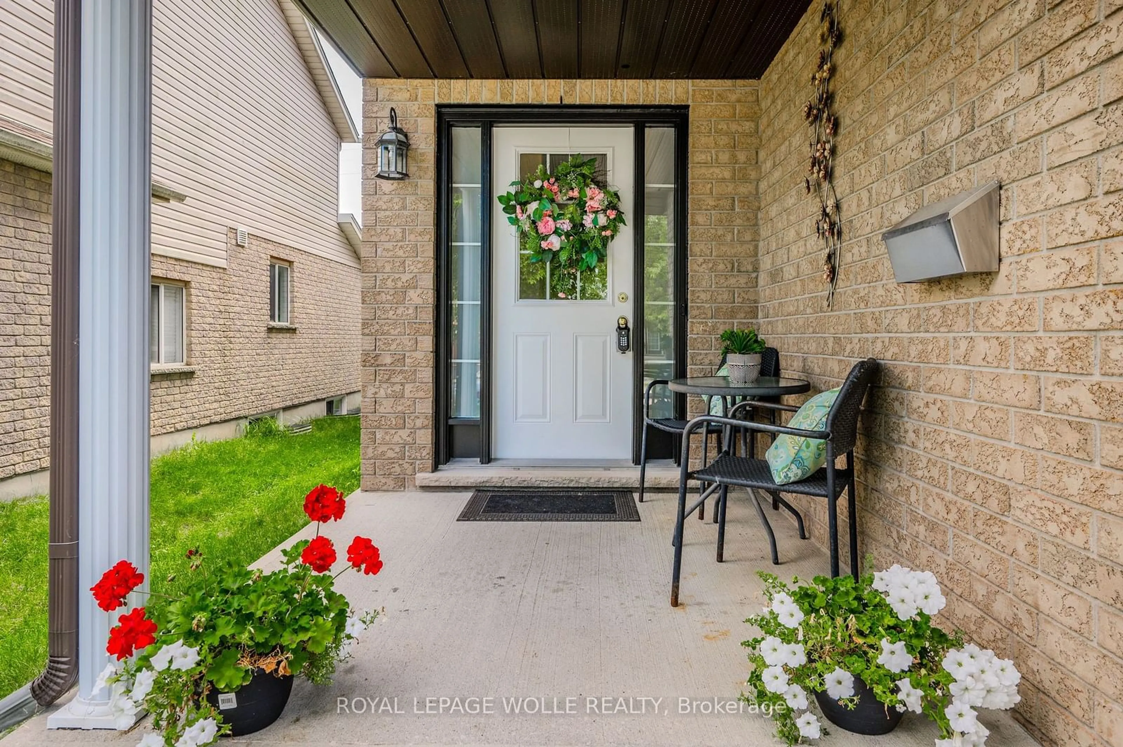 Indoor entryway, wood floors for 547 St Moritz Ave, Waterloo Ontario N2T 2Z4