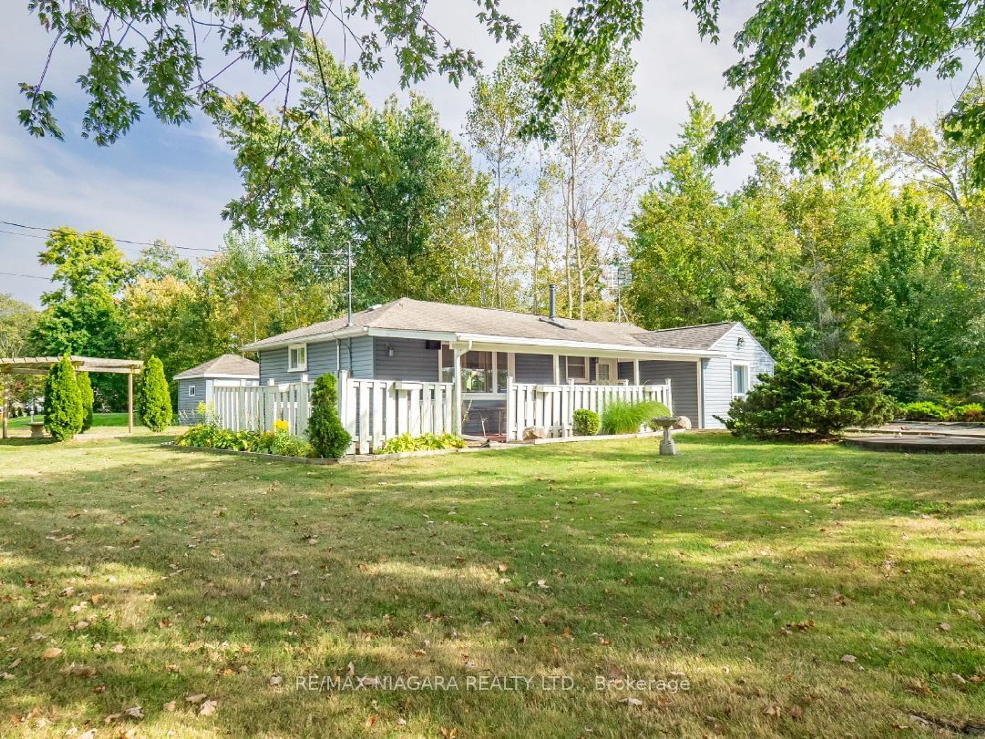 Frontside or backside of a home for 527 Pinecrest Rd, Port Colborne Ontario L3K 5V3