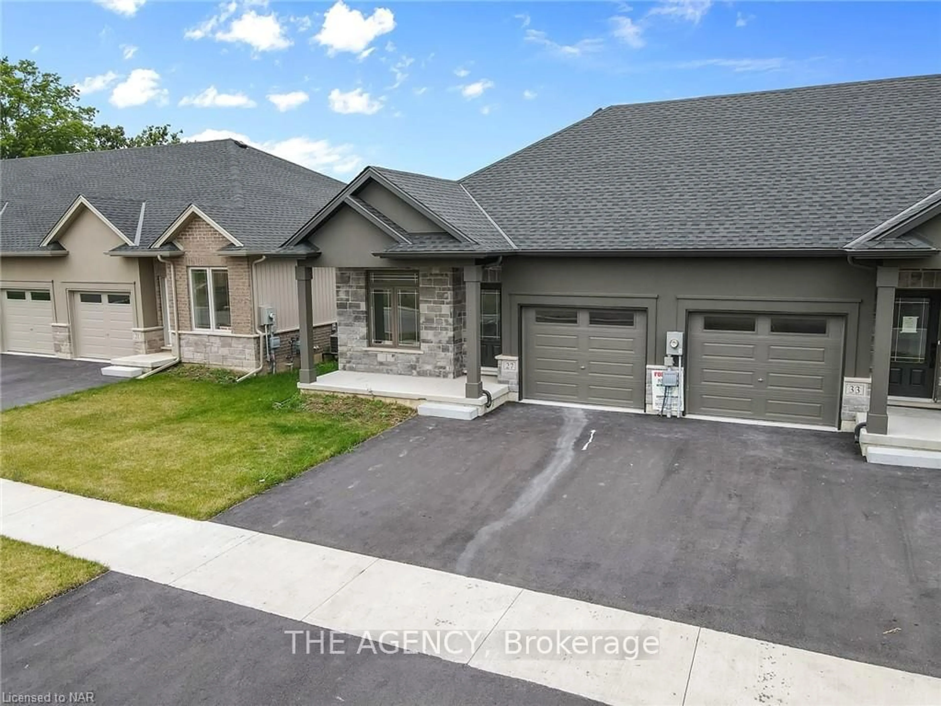 Frontside or backside of a home, the street view for 27 Austin Dr, Welland Ontario L3B 5N8