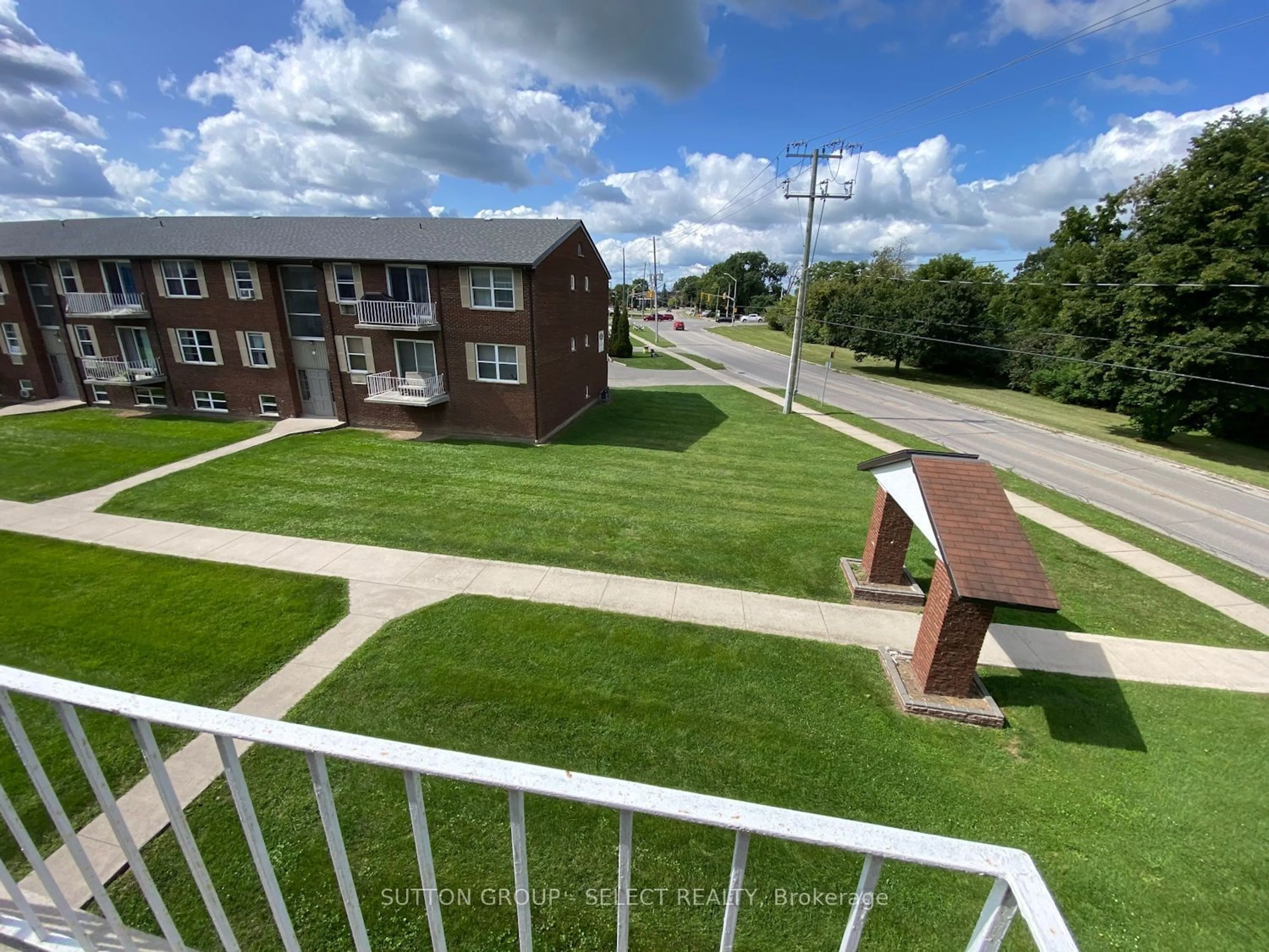 A pic from exterior of the house or condo, the fenced backyard for 118 RIVERVIEW Dr #632, Chatham-Kent Ontario N7M 1A5