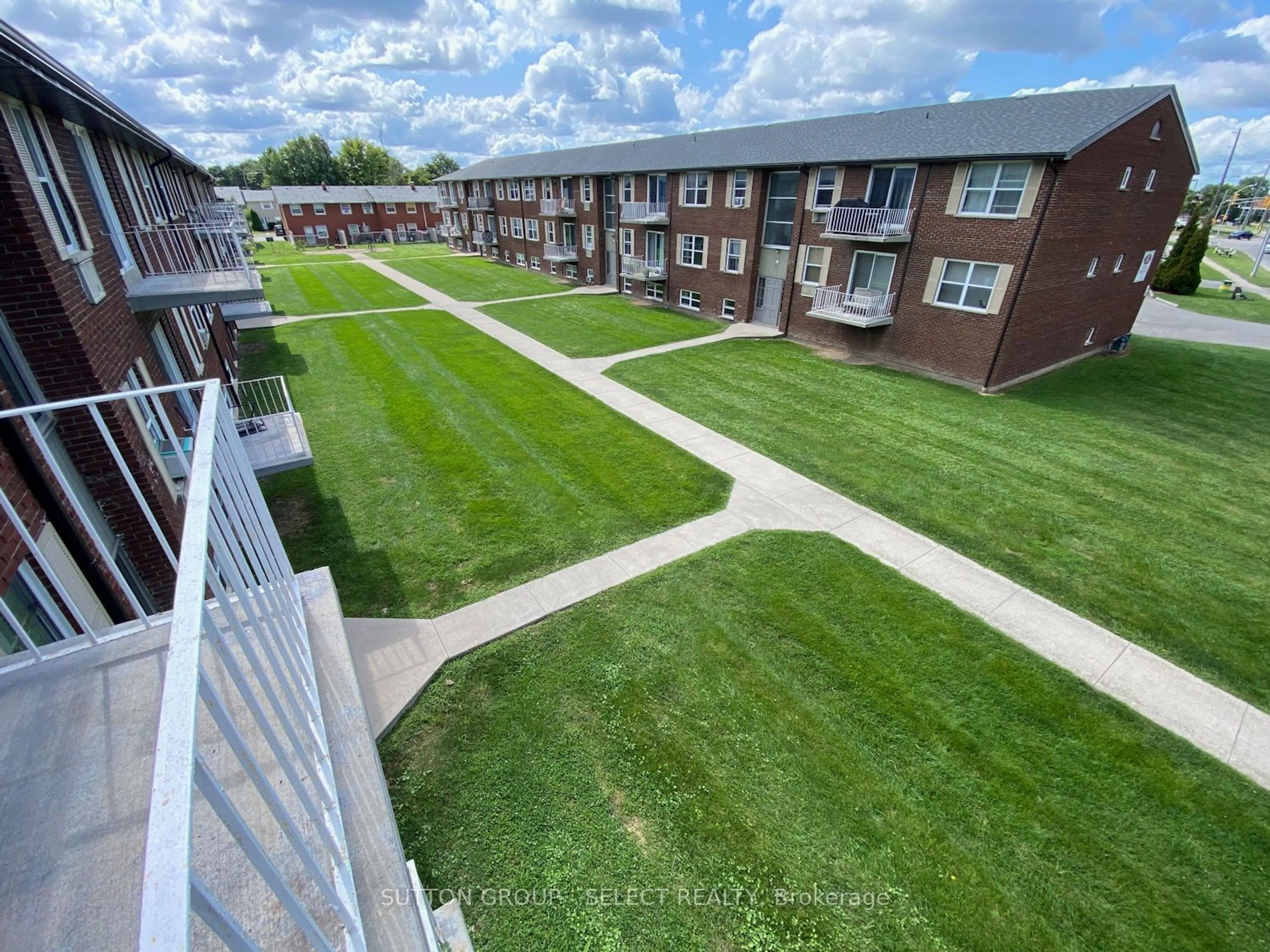 A pic from exterior of the house or condo, the fenced backyard for 118 RIVERVIEW Dr #632, Chatham-Kent Ontario N7M 1A5