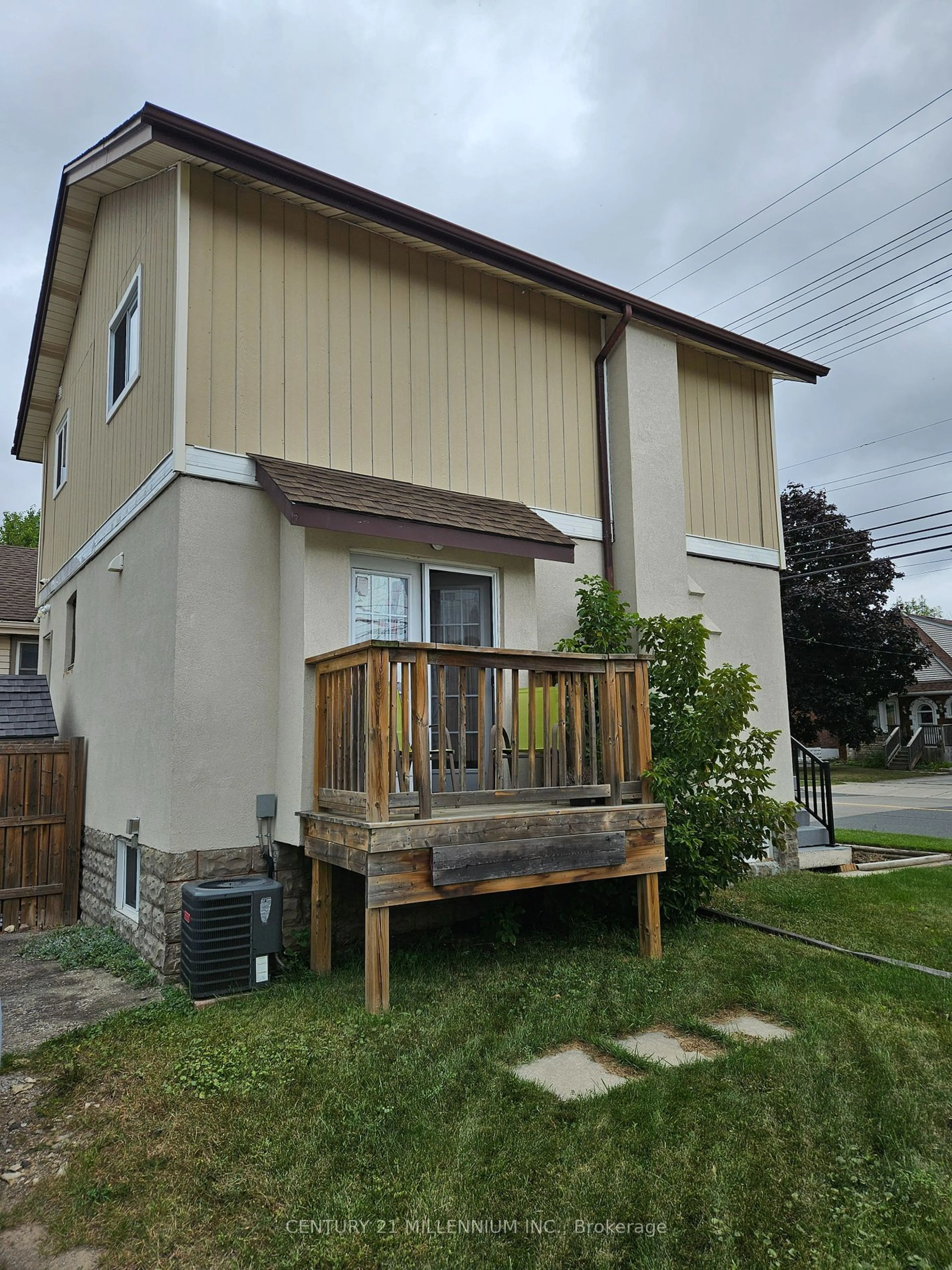 A pic from exterior of the house or condo for 424 Upper Wentworth St, Hamilton Ontario L9A 4T5