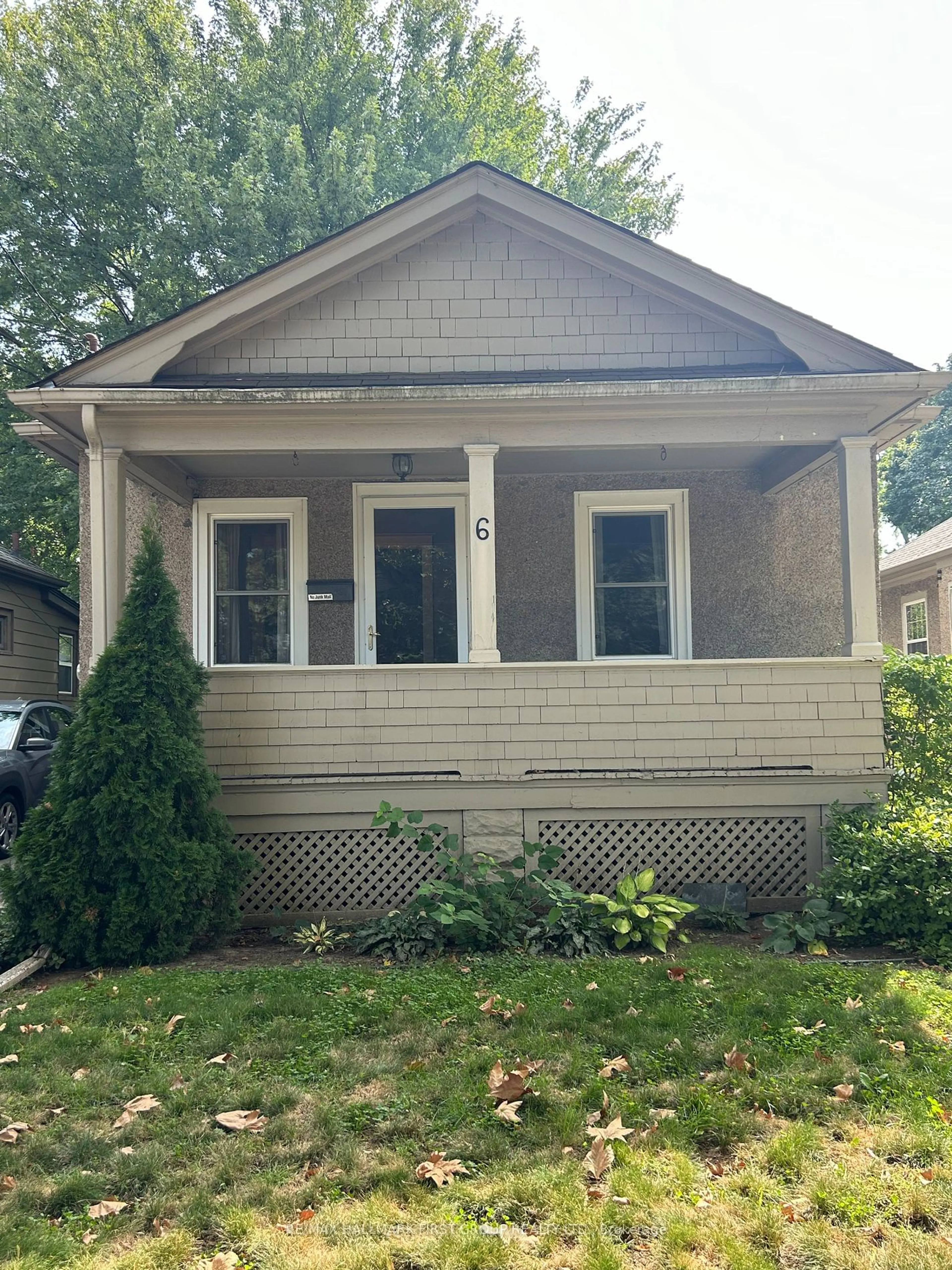 Frontside or backside of a home for 6 Linden St, St. Catharines Ontario L2R 1H5