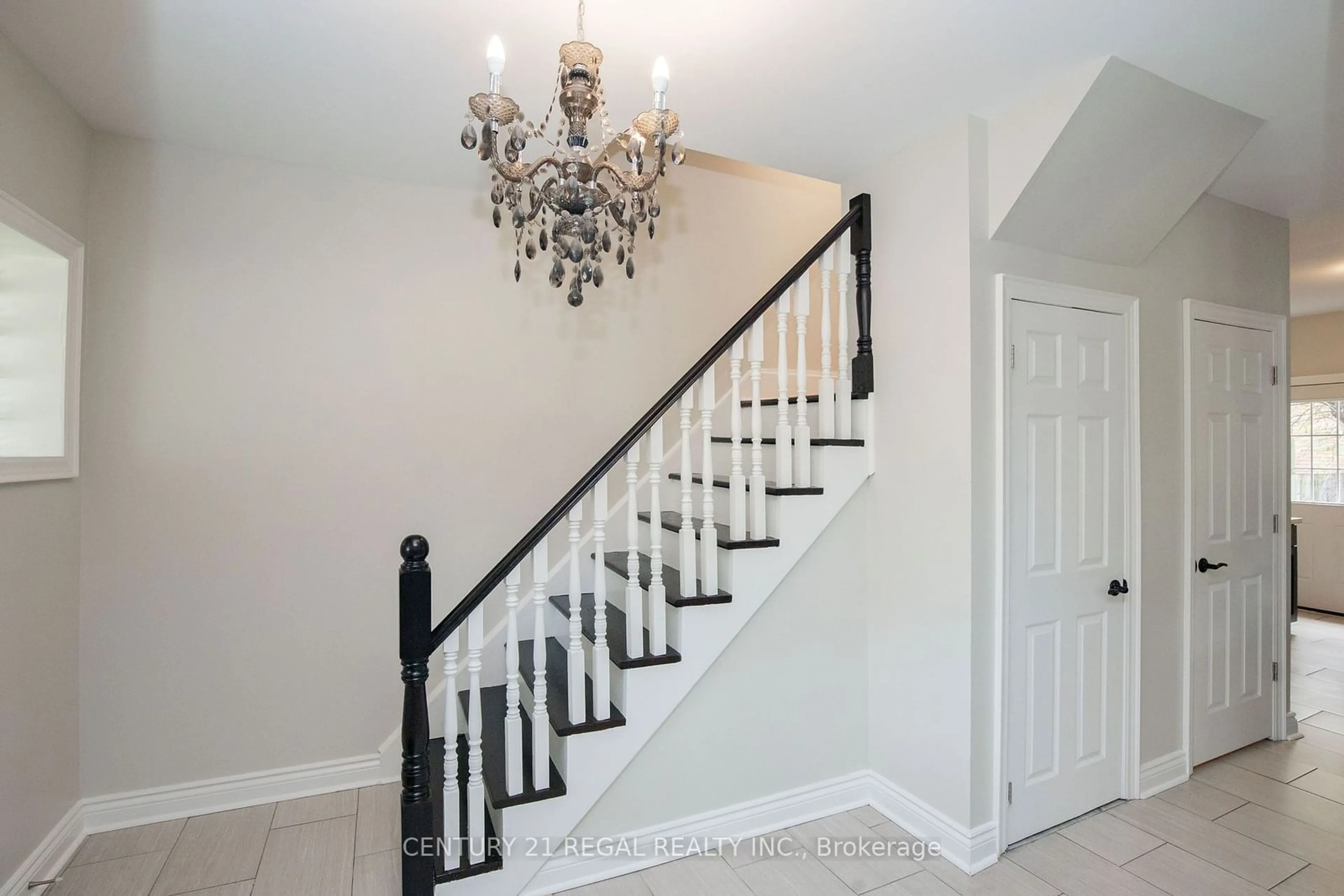 Stairs for 112 Maplewood Ave, Hamilton Ontario L8M 1X2