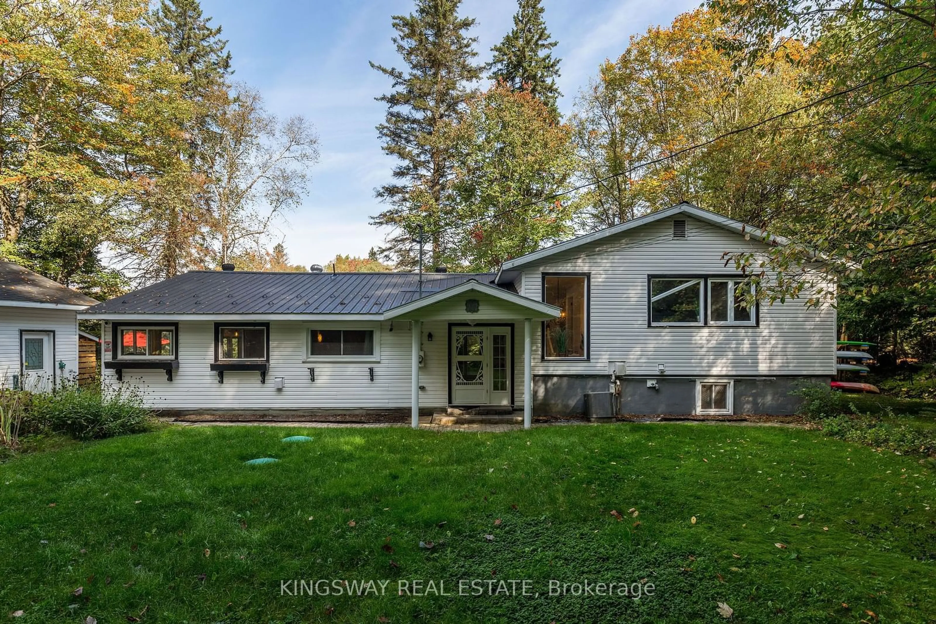 Frontside or backside of a home for 325 Balsam Chutes Rd, Huntsville Ontario P0B 1L0